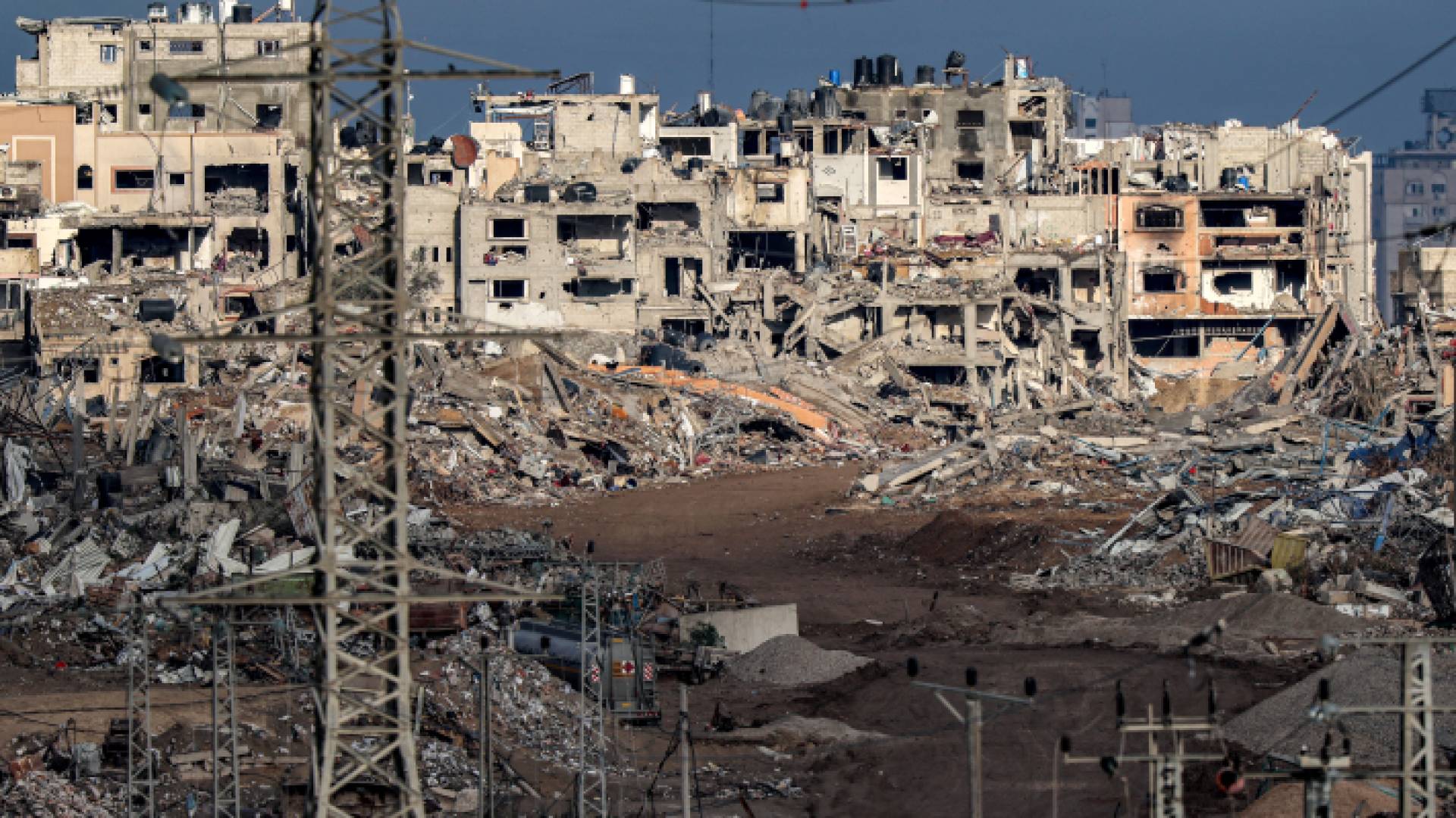 الاحتلال يستهدف مناطق سكنية وسط غزة