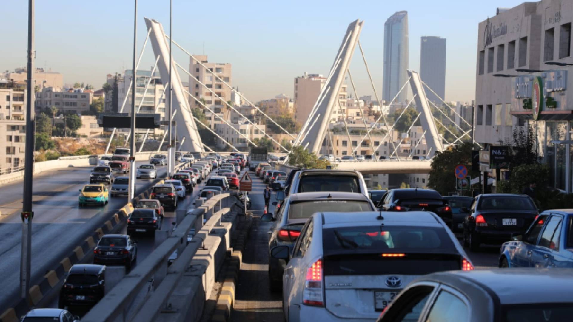 ازدحامات على جسر عبدون في العاصمة عمان