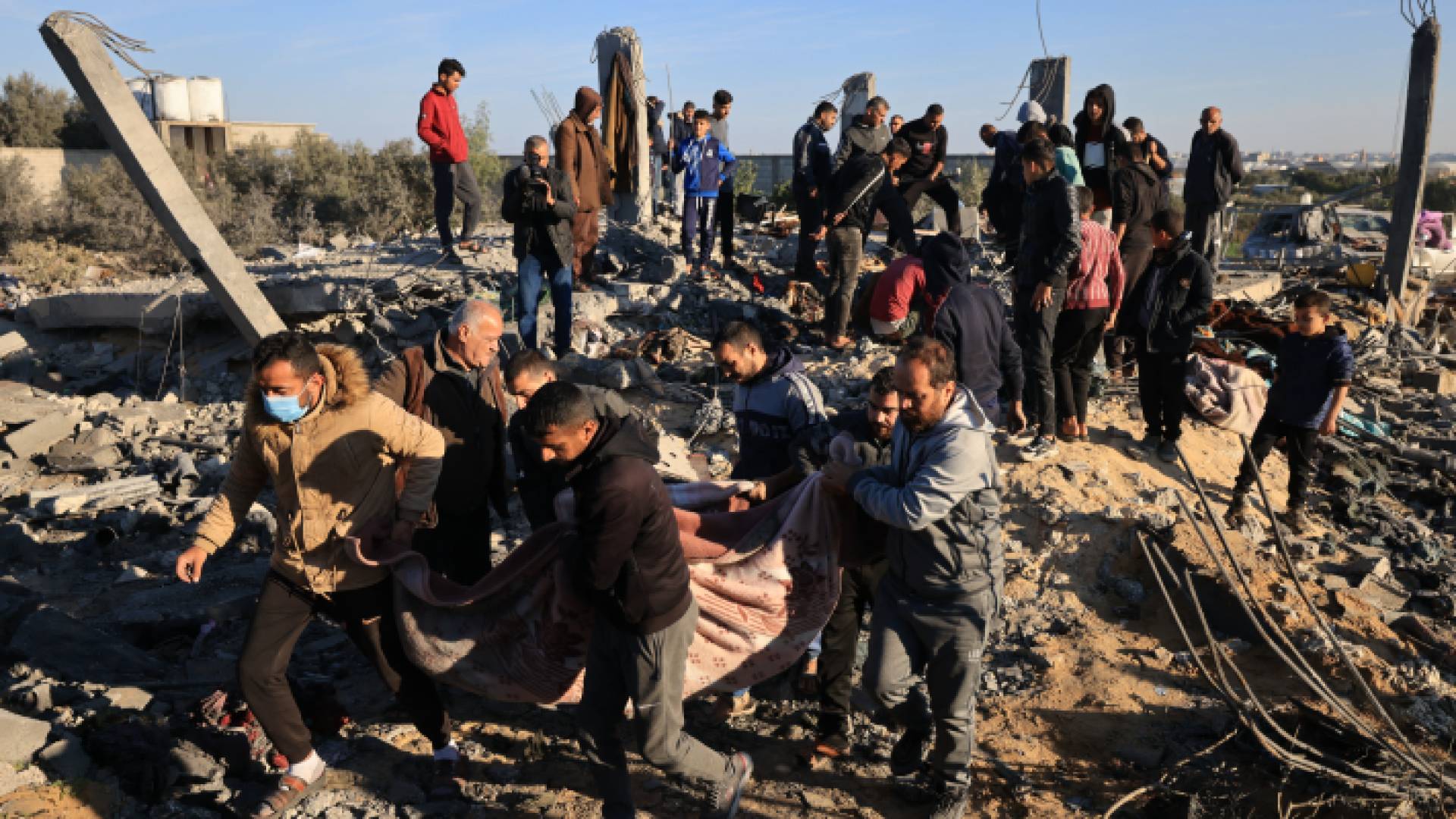فلسطينيون ينتشلون أحد الشهداء في غزة