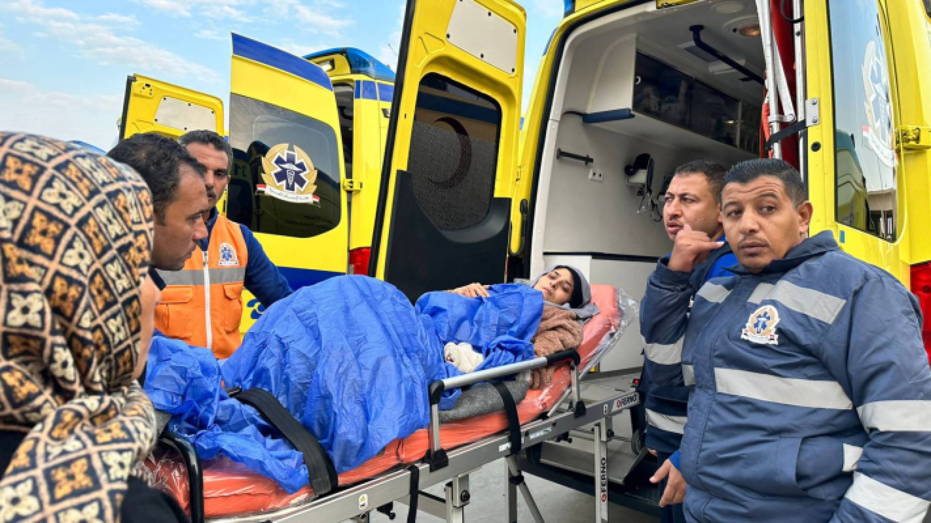 نقل مصابة عبر معبر رفح لتلقي العلاج بالخارج