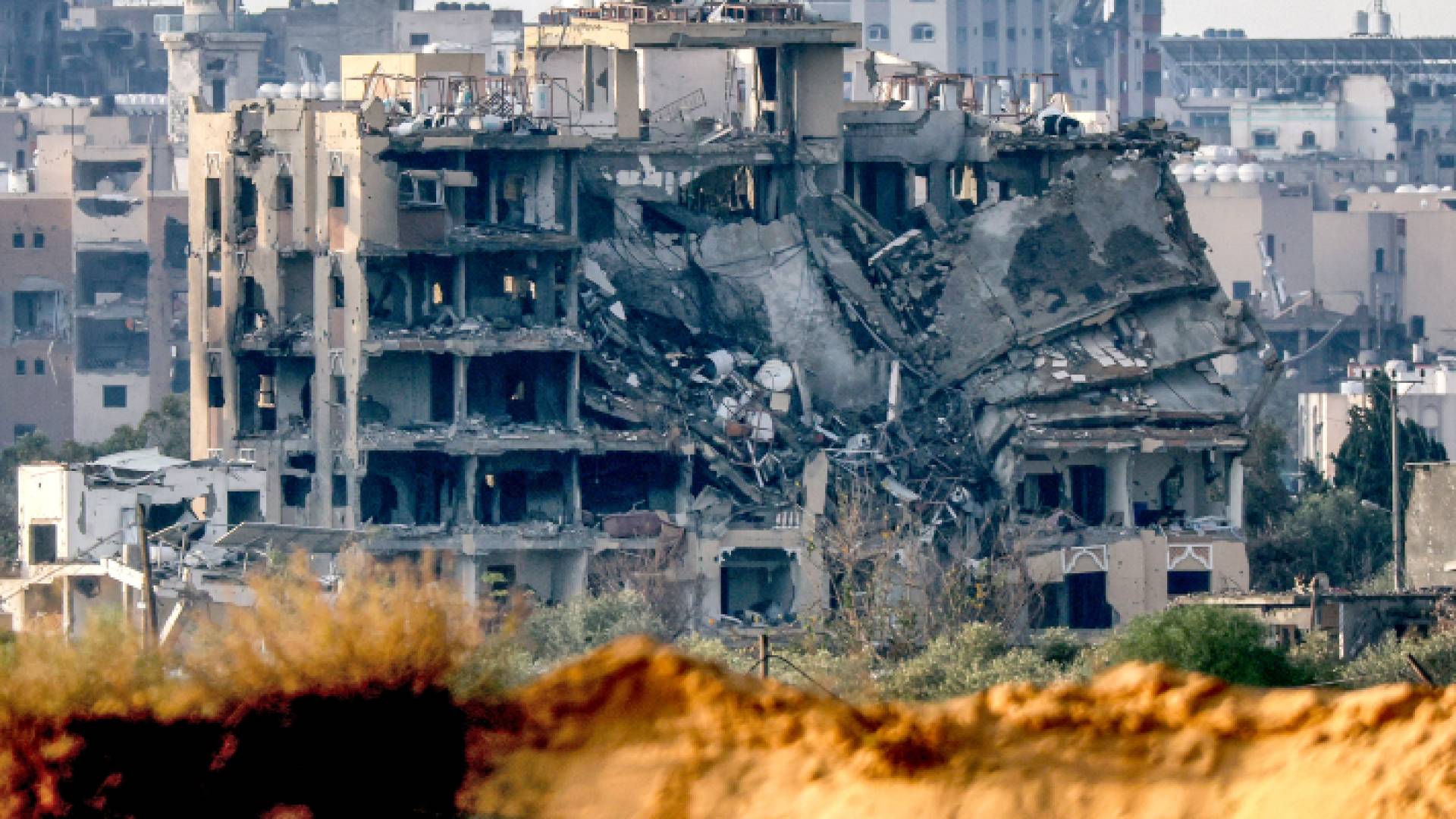 الاحتلال يستهدف منزلا غرب دير البلح وسط قطاع غزة