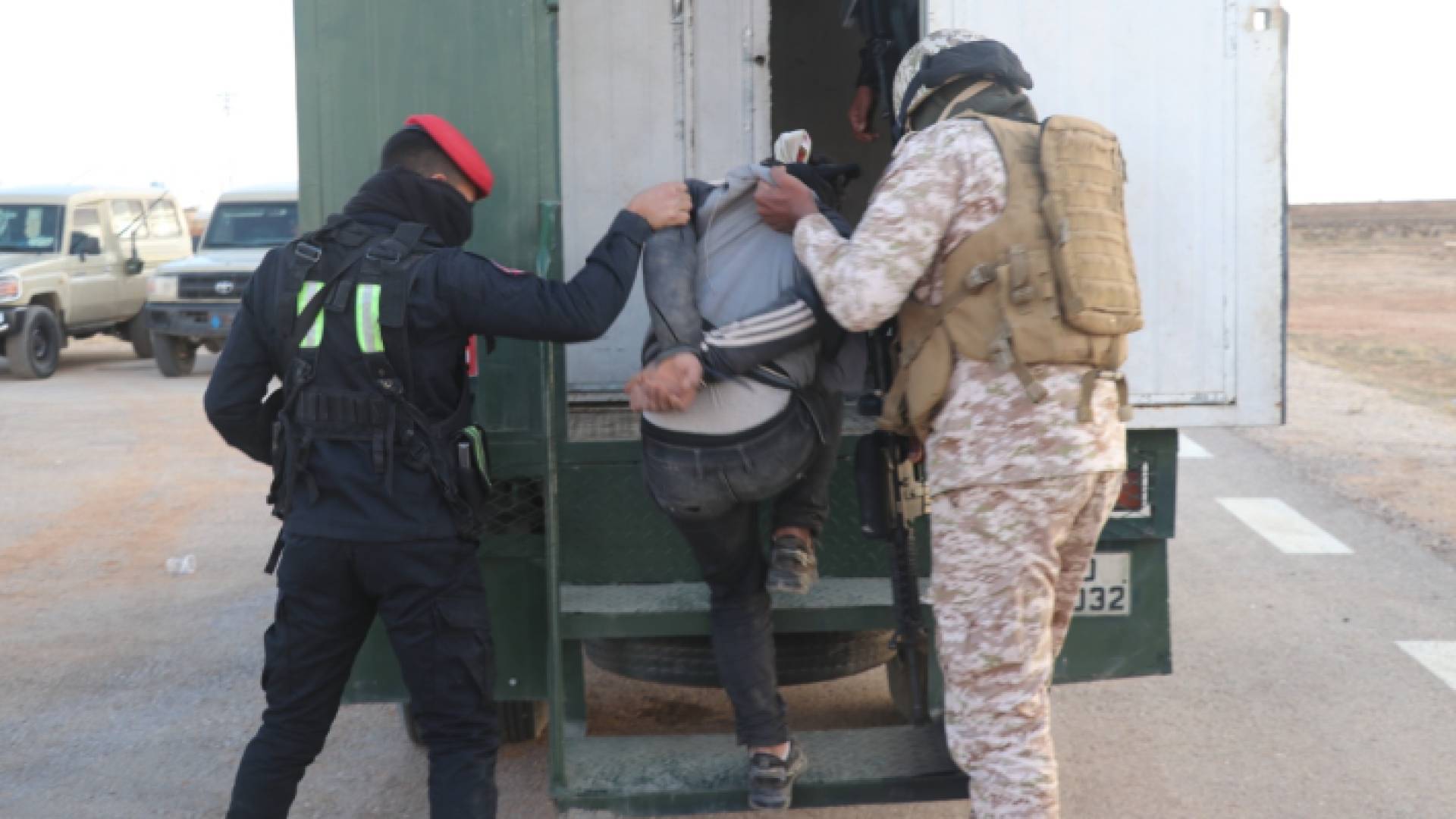 لحظة إلقاء القبض على أحد المهربين على الحدود الشمالية