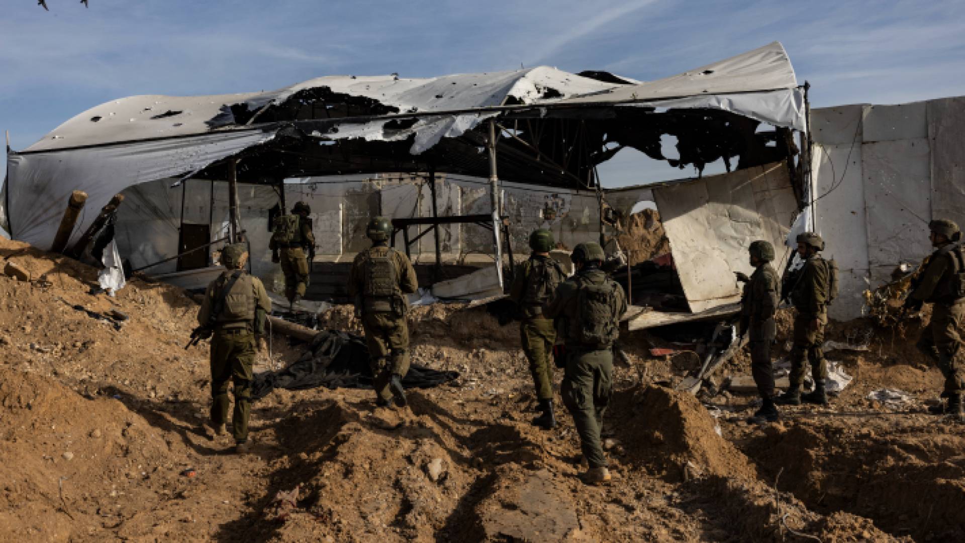 قوات الاحتلال متوغلة في غزة