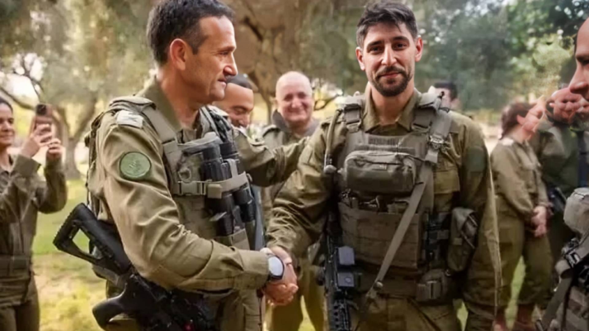 المغني عيدان أميدي خلال لقائه رئيس أركان جيش الاحتلال هرتسي هليفي