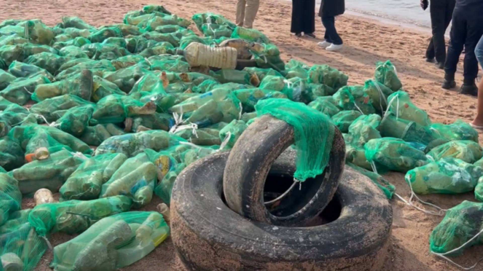 نفايات جرى جمعها من جوف البحر في العقبة