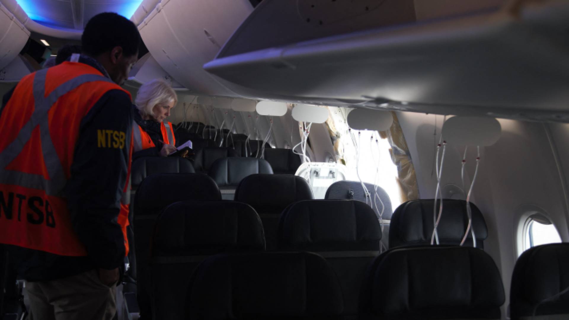 انفصال باب طائرة أمريكية أثناء تحليقها