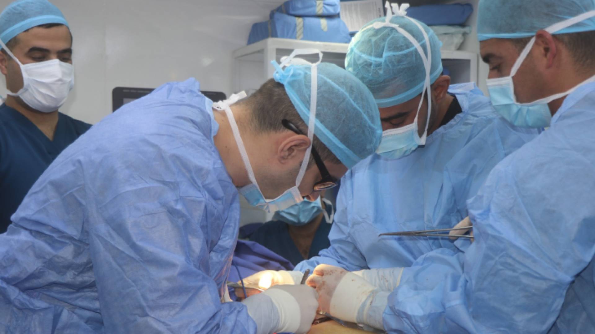 إجراء عملية لطفلة في المستشفى الميداني الأردني بنابلس