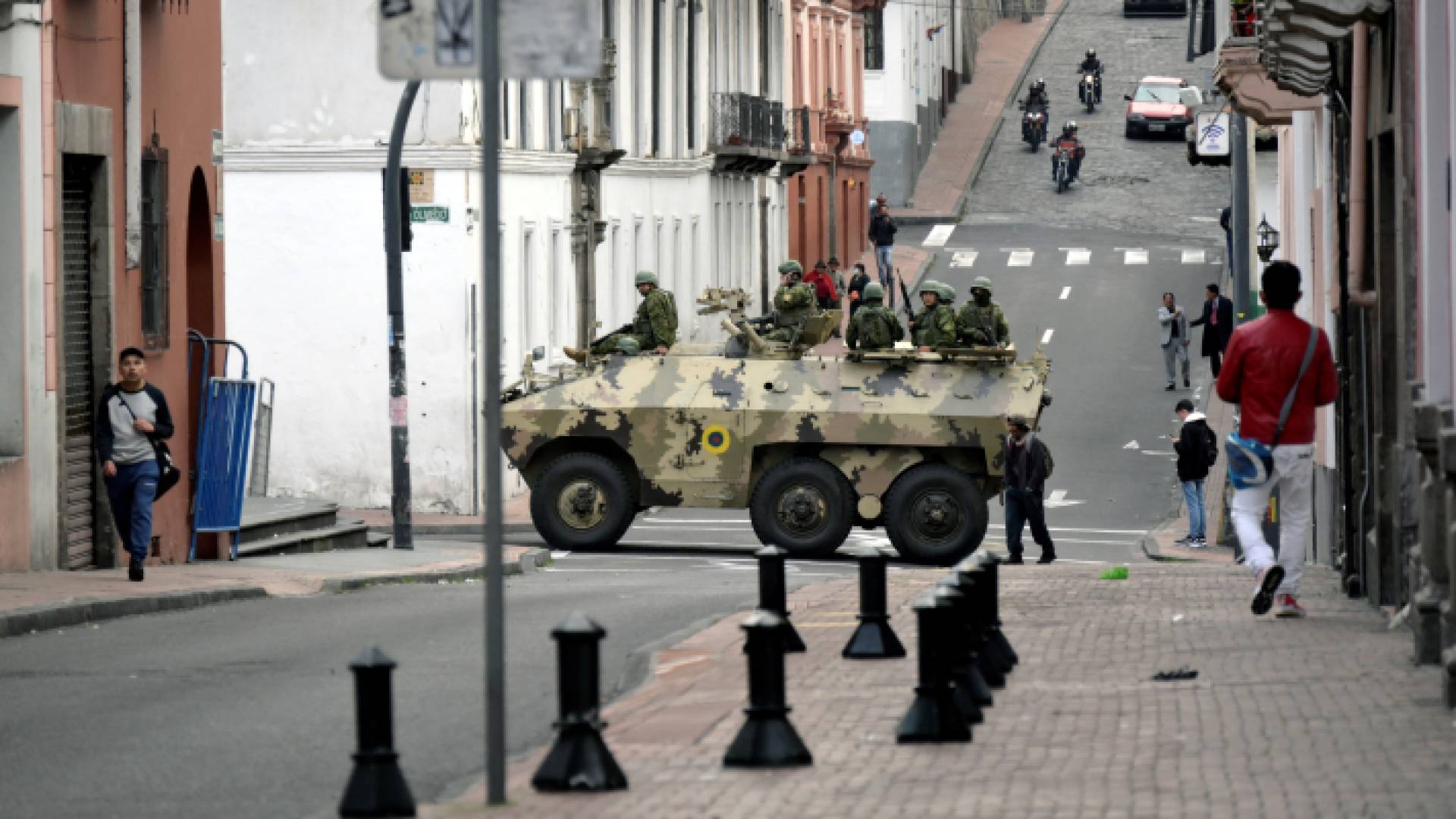 جيش الإكوادور ينتشر في شوارع البلاد