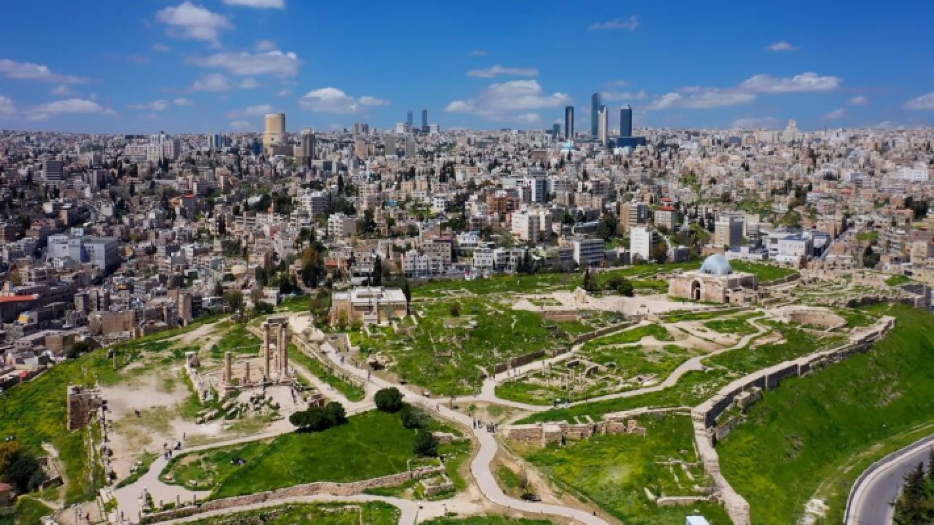 مشهد لموقع جبل القلعة الأثري وسط عمان