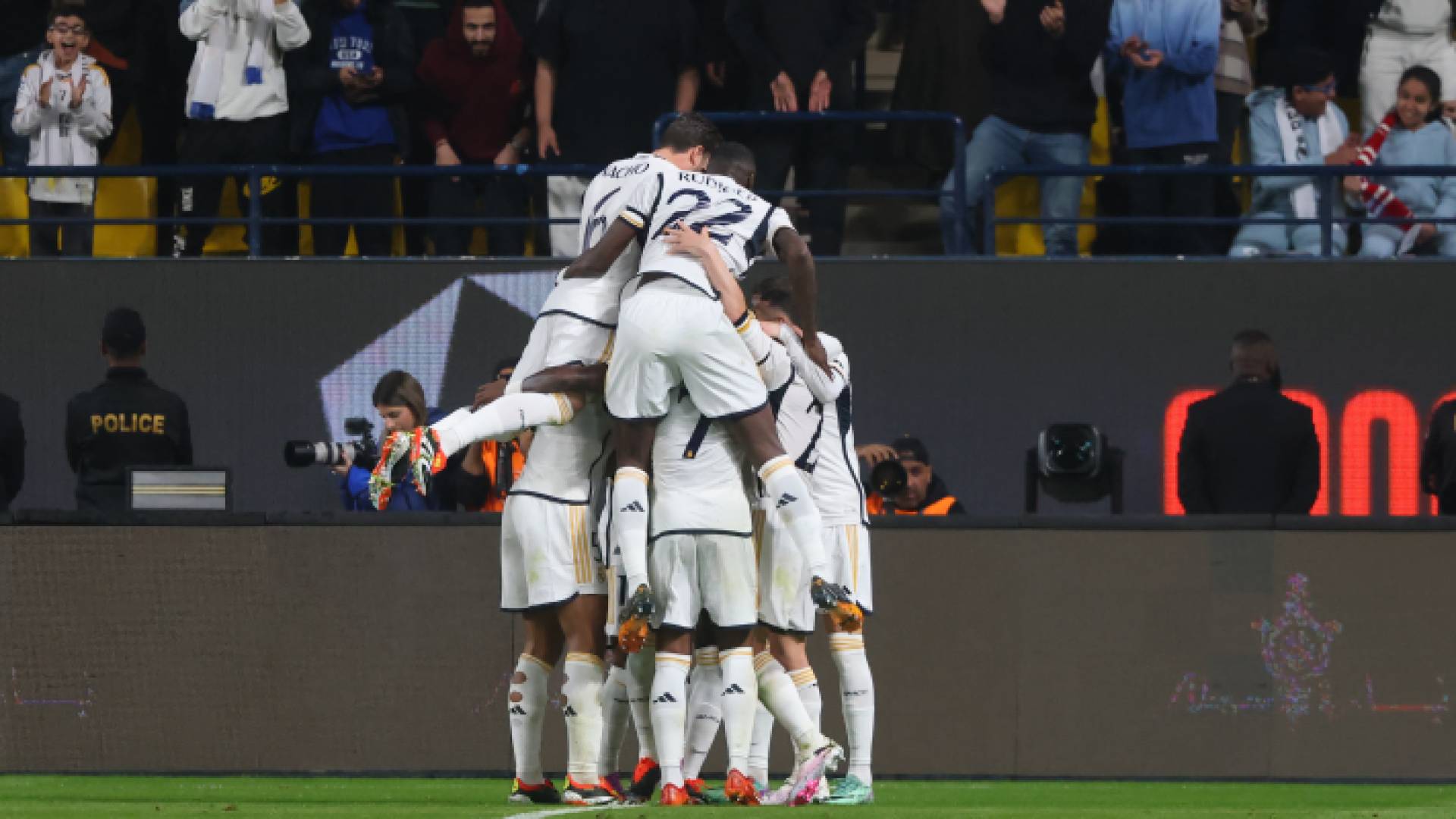 لاعبو ريال مدريد يحتفلون بهدف