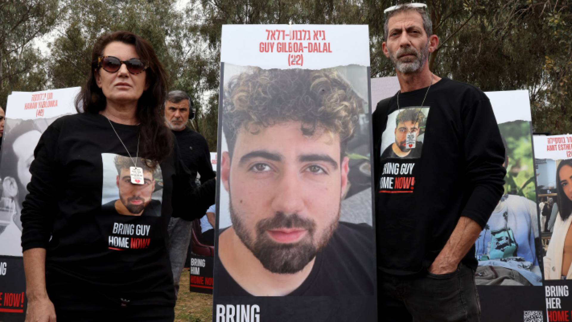 عائلة أحد المحتجزين في قطاع غزة خلال وقفة احتجاجية تطالب حكومة الاحتلال بعقد صفقة تبادل مع المقاومة الفلسطينية