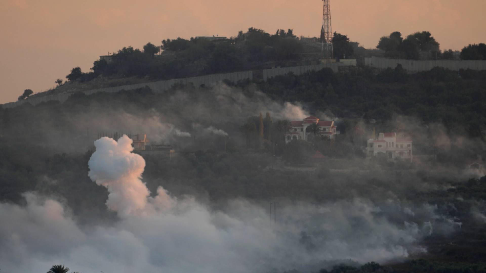 الدخان يتصاعد من إحدى القرى اللبنانية الحدودية نتيجة قصف الاحتلال