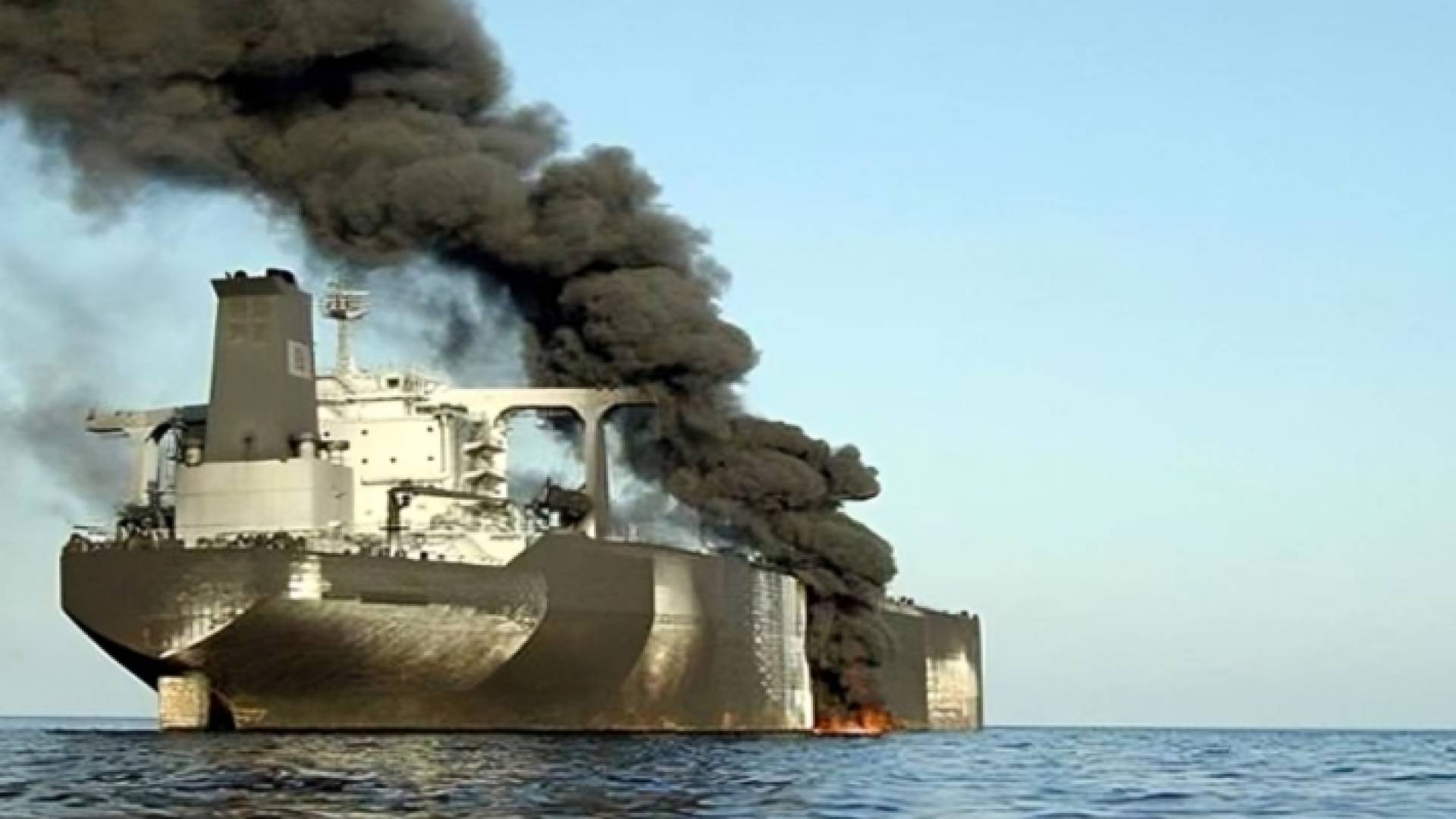 سفينة مستهدفة في البحر الأحمر