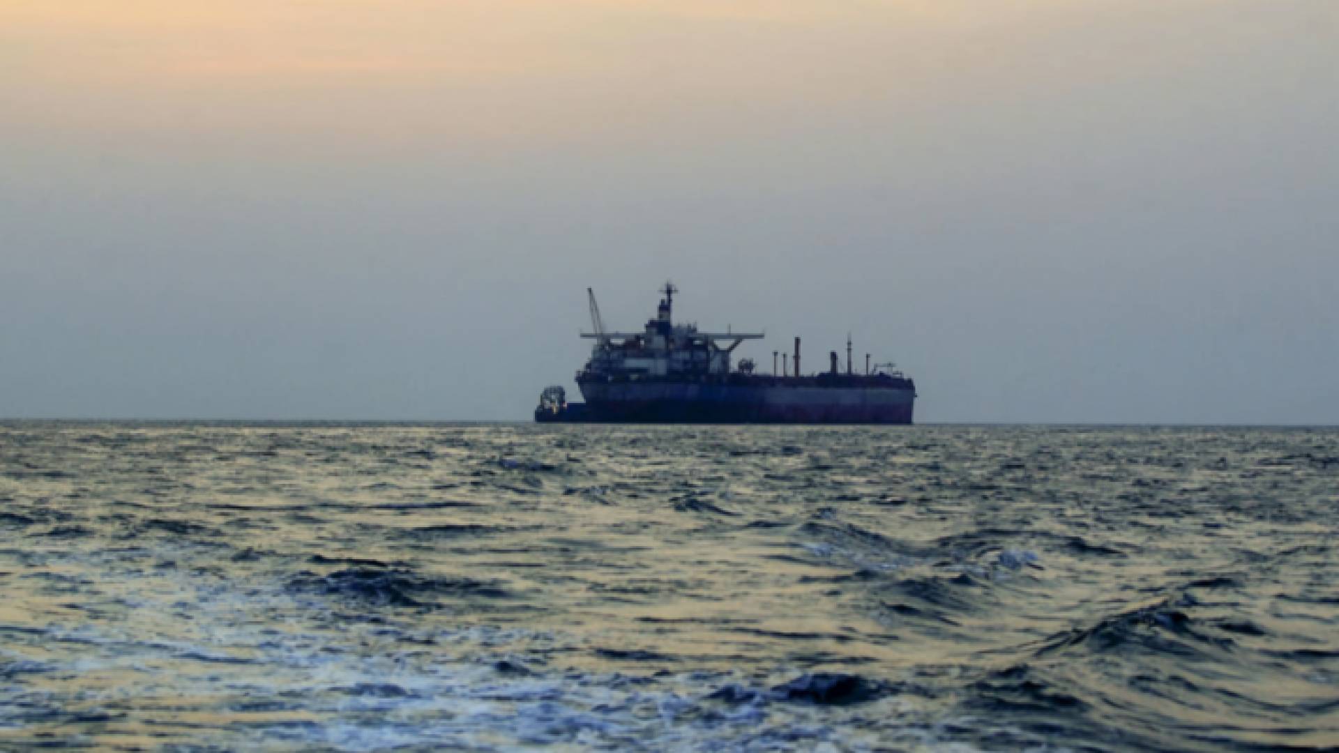 سفينة في البحر الأحمر