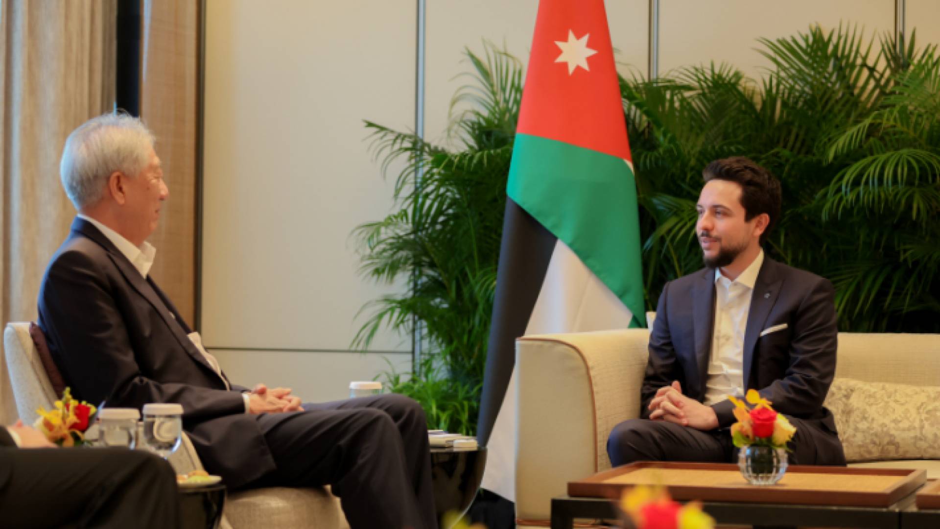 ولي العهد يلتقي وزير الأمن القومي ووزير التعليم في سنغافورة