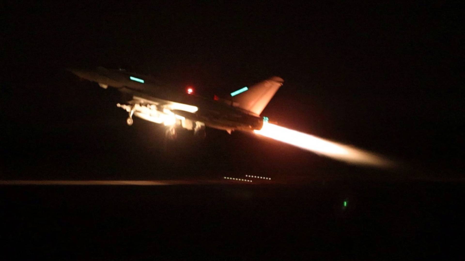 مقاتلة بريطانية لحظة مغادرتها لتنفيذ ضربة على مواقع للحوثيين في اليمن