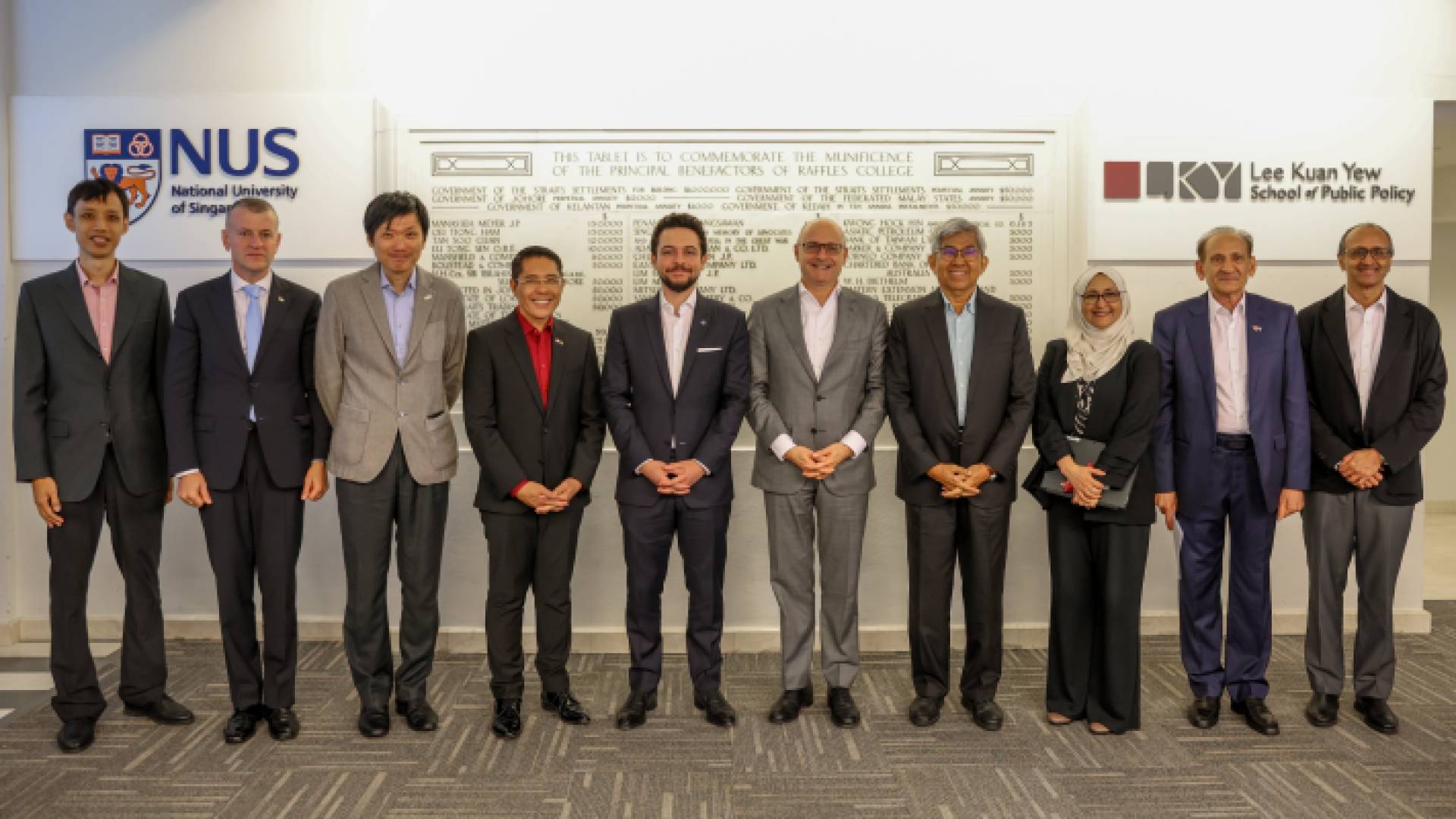 ولي العهد يزور كلية "لي كوان يو" للسياسة العامة في جامعة سنغافورة الوطنية