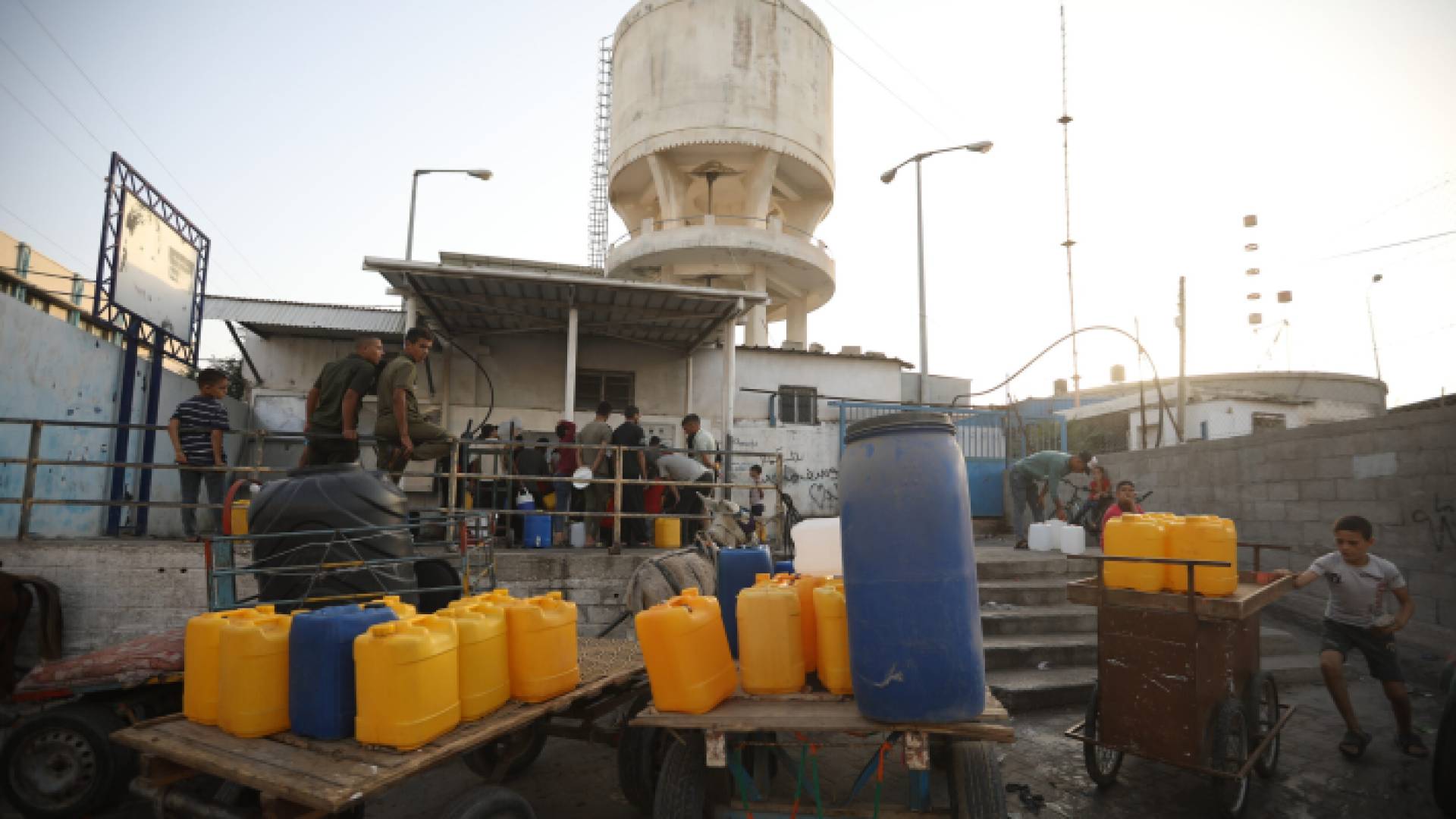 معاناة أهل غزة جراء شح الوقود