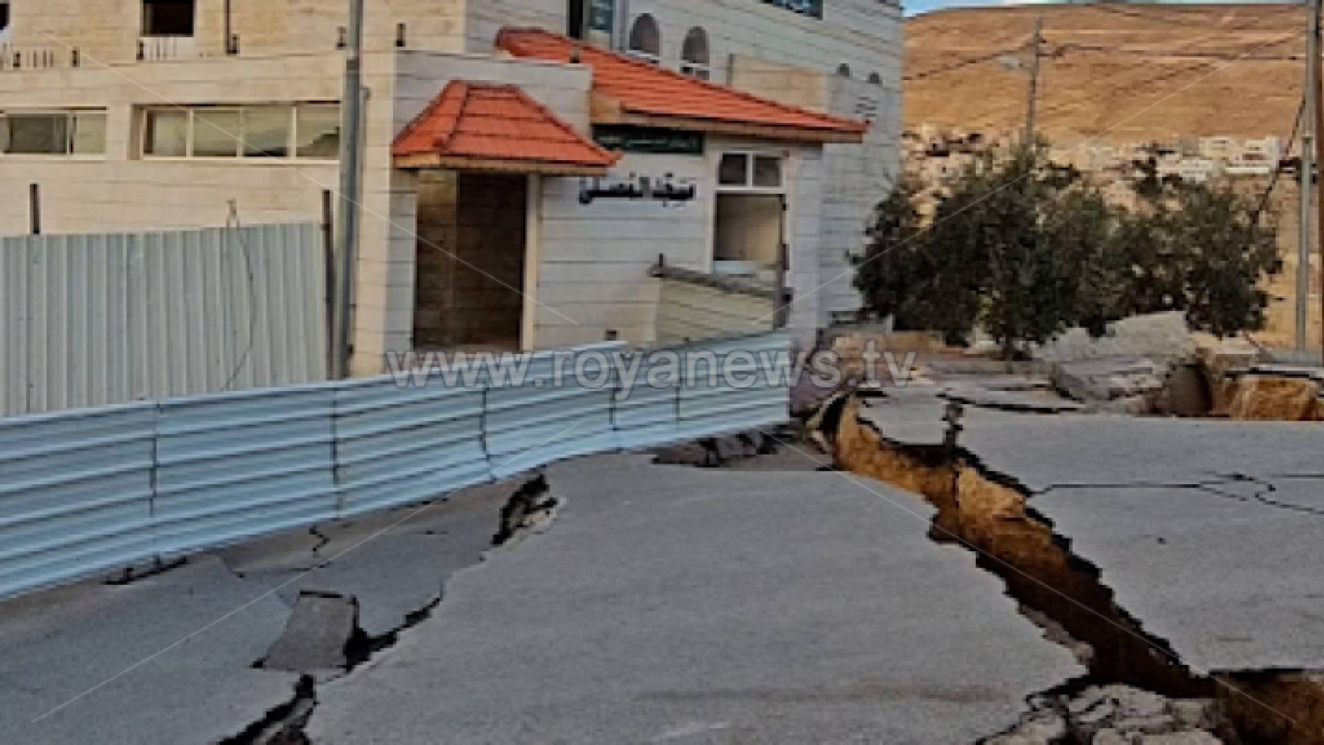 تشققات كبيرة في جوار المسجد بوادي موسى