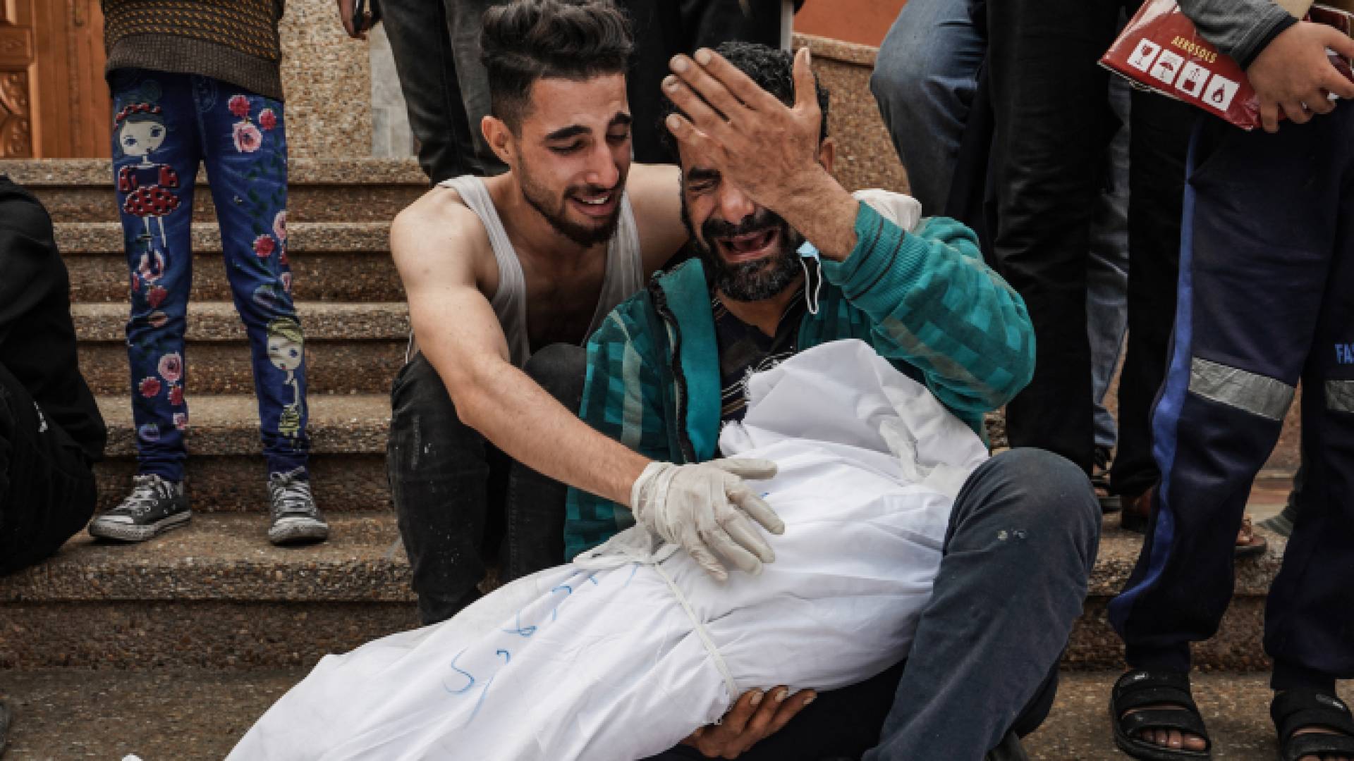 فلسطيني يبكي عائلته في غزة