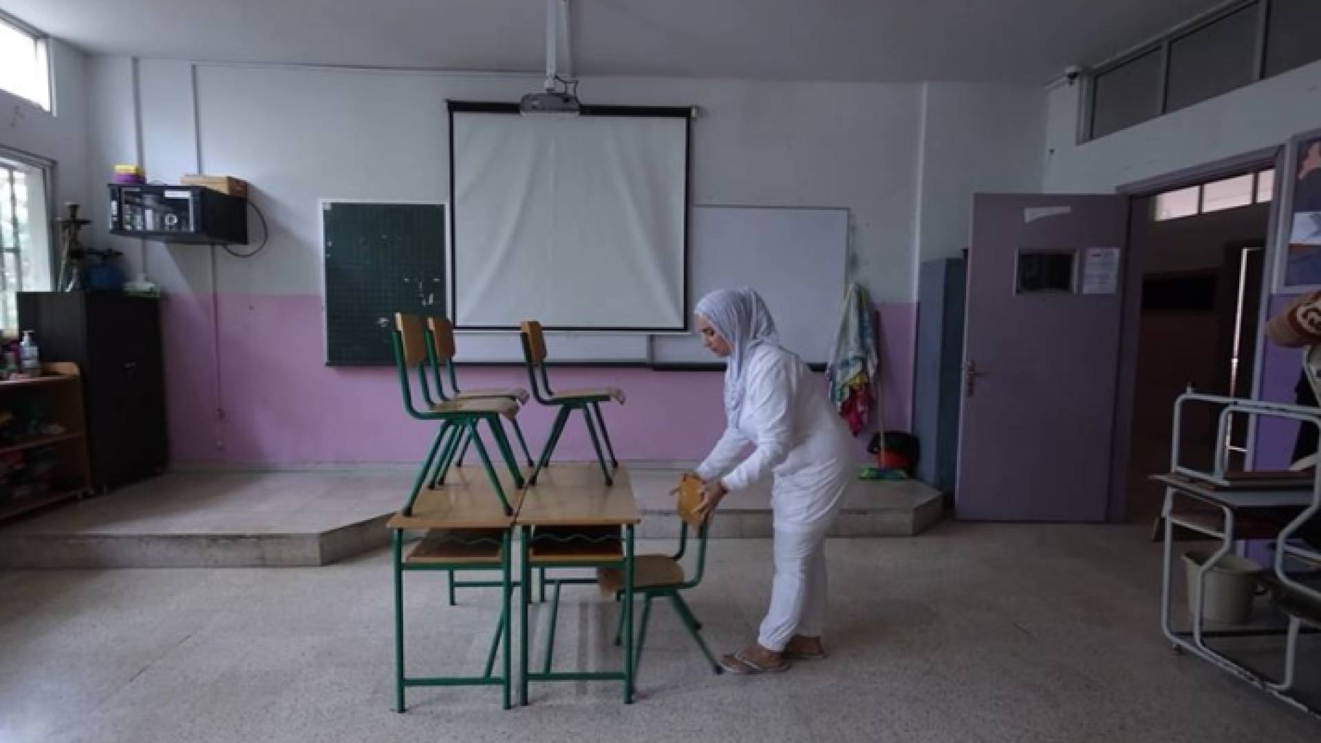 سيدة داخل أحد مراكز الإيواء في لبنان