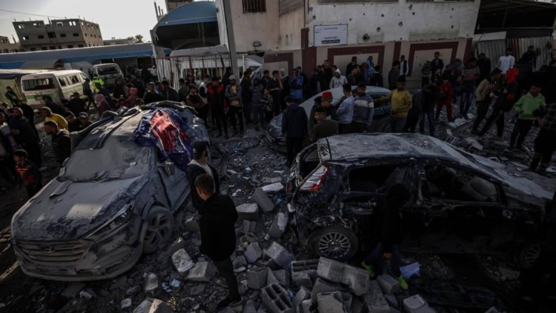 الاحتلال يستهدف محيط مستشفى شهداء الأقصى وسط غزة