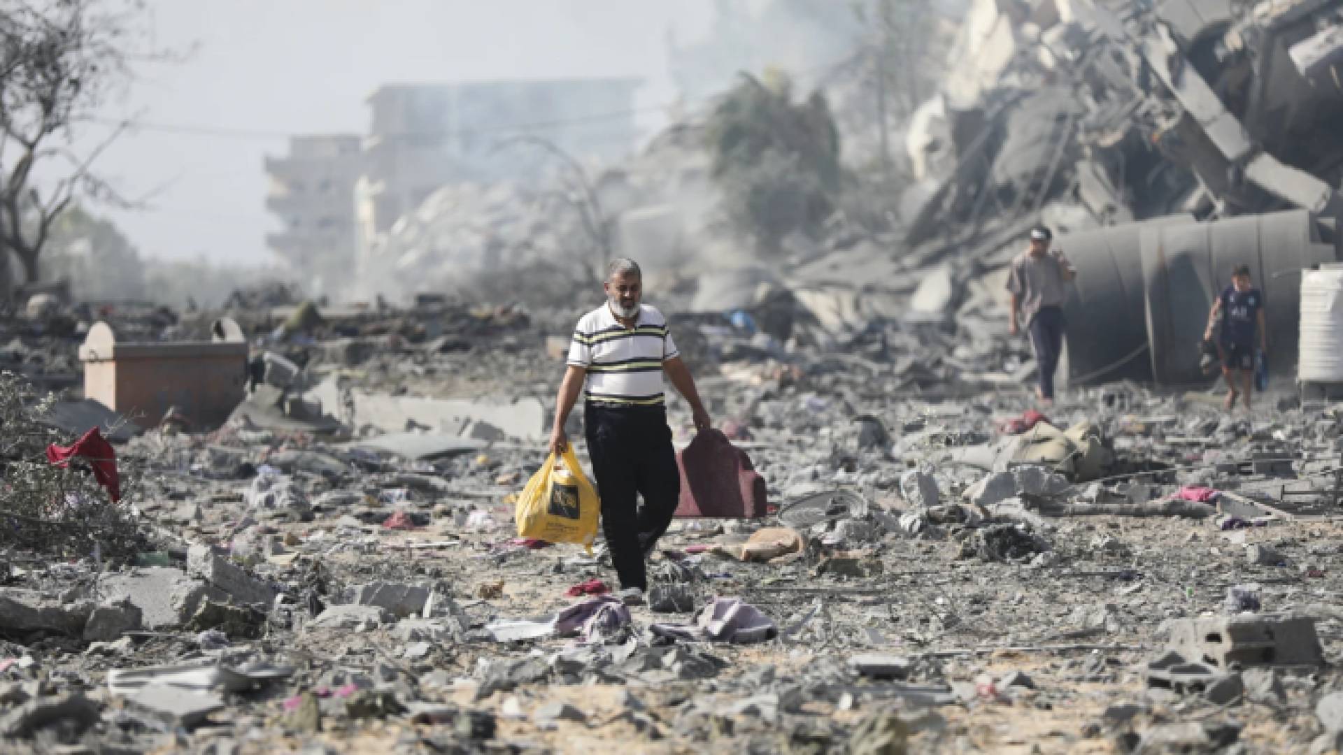 شخص يسير وسط الدمار الهائل في قطاع غزة