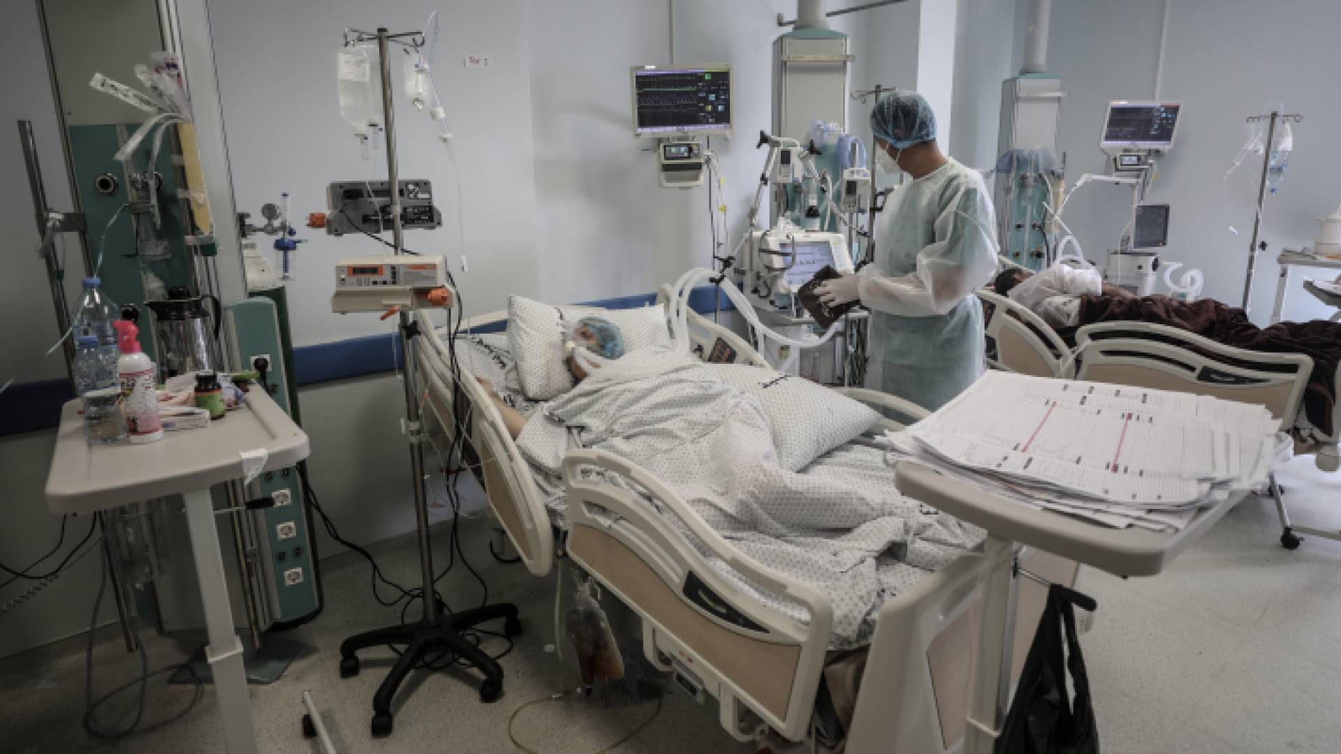 فلسطيني يرقد على سرير الشفاء في أحد مستشفيات العاصمة التركية أنقرة