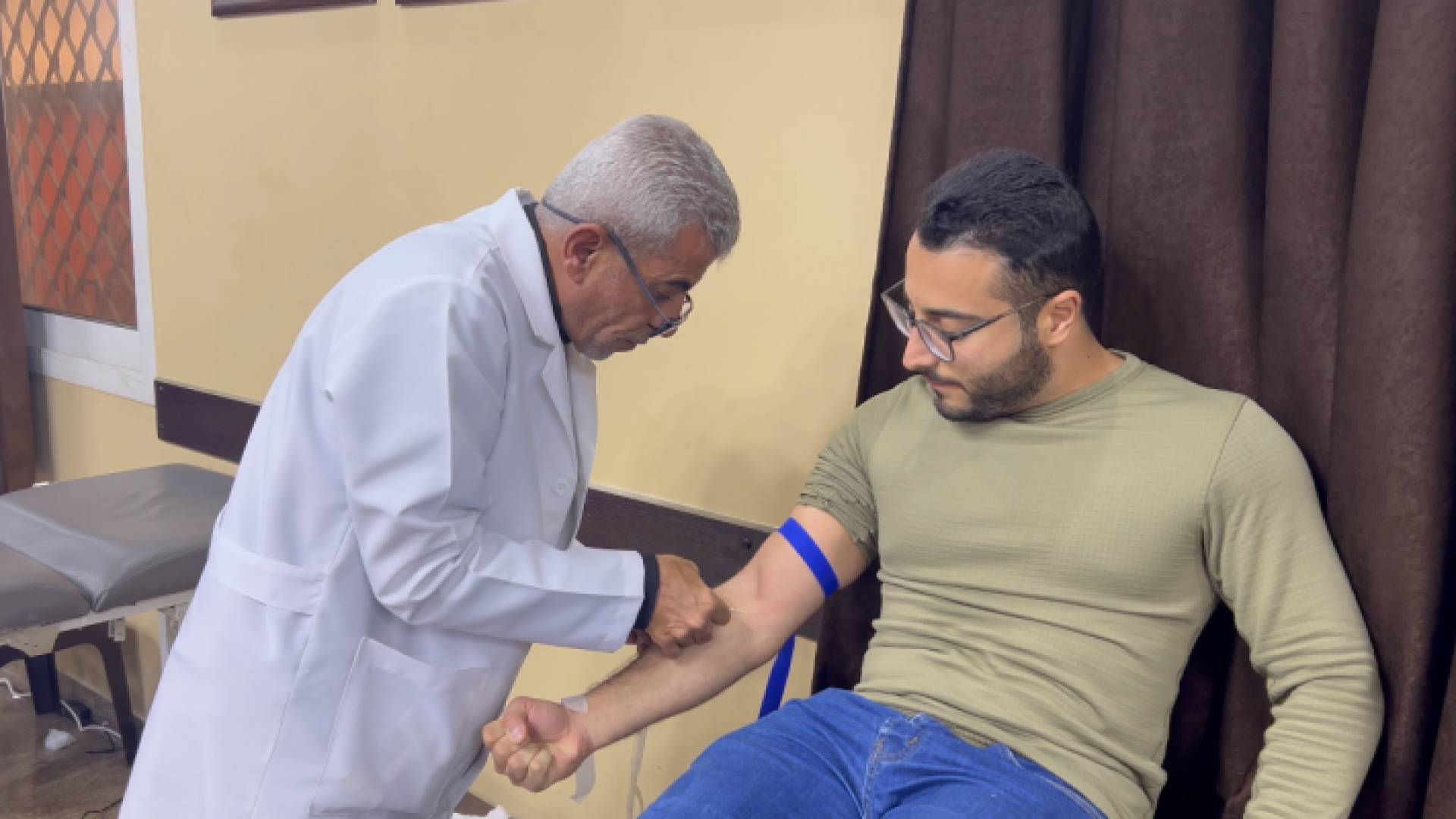 أحد المشاركين في حملة التبرع بالدم للأهل في غزة