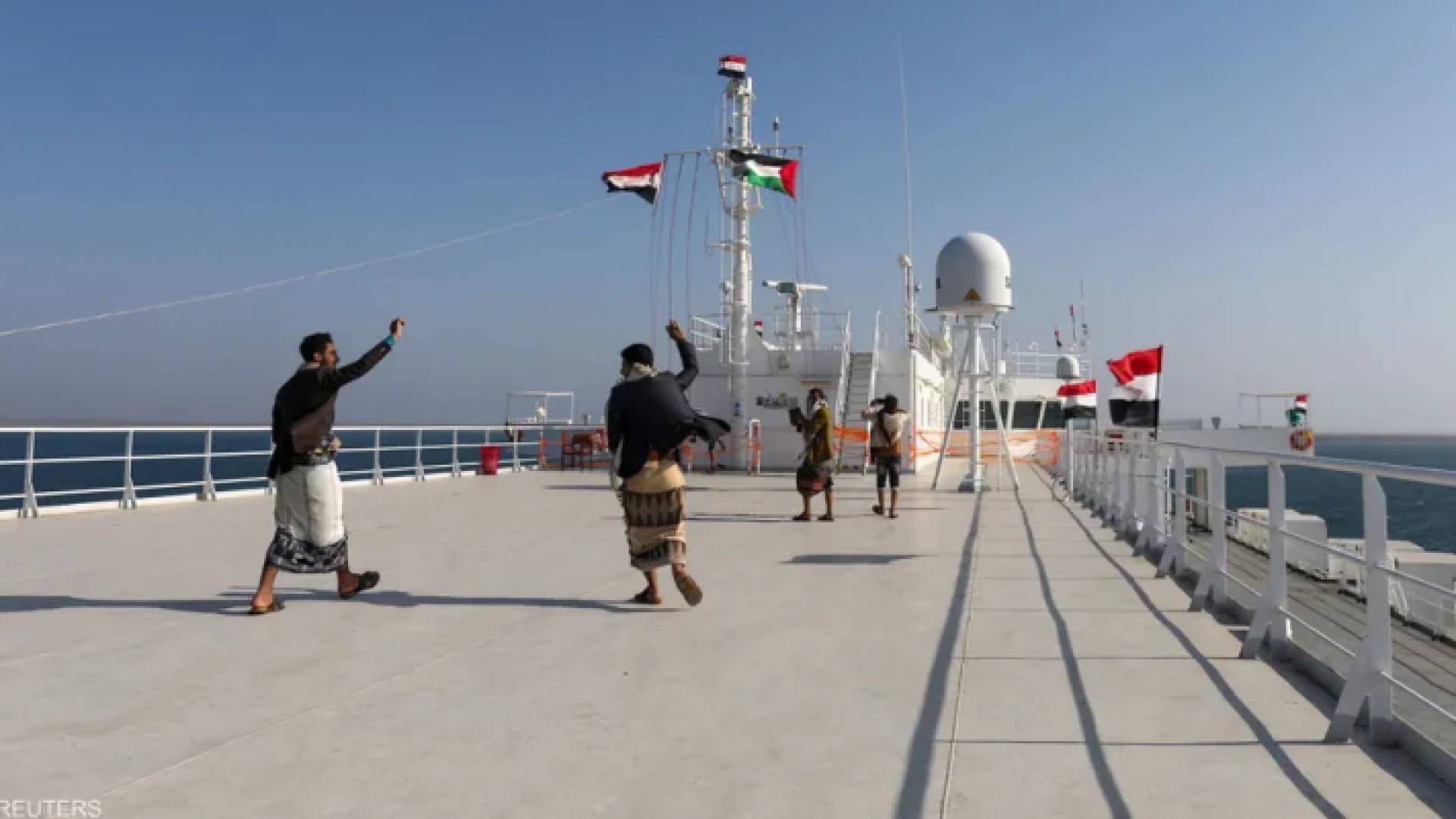 حوثيون يعتلون سفينة محتجزة في البحر الأحمر