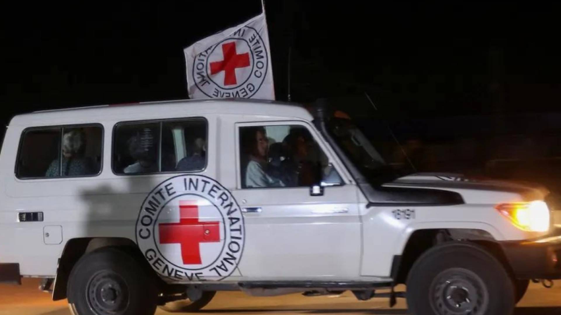 سيارة الصليب الأحمر تقل محتجزين "أرشيفية"