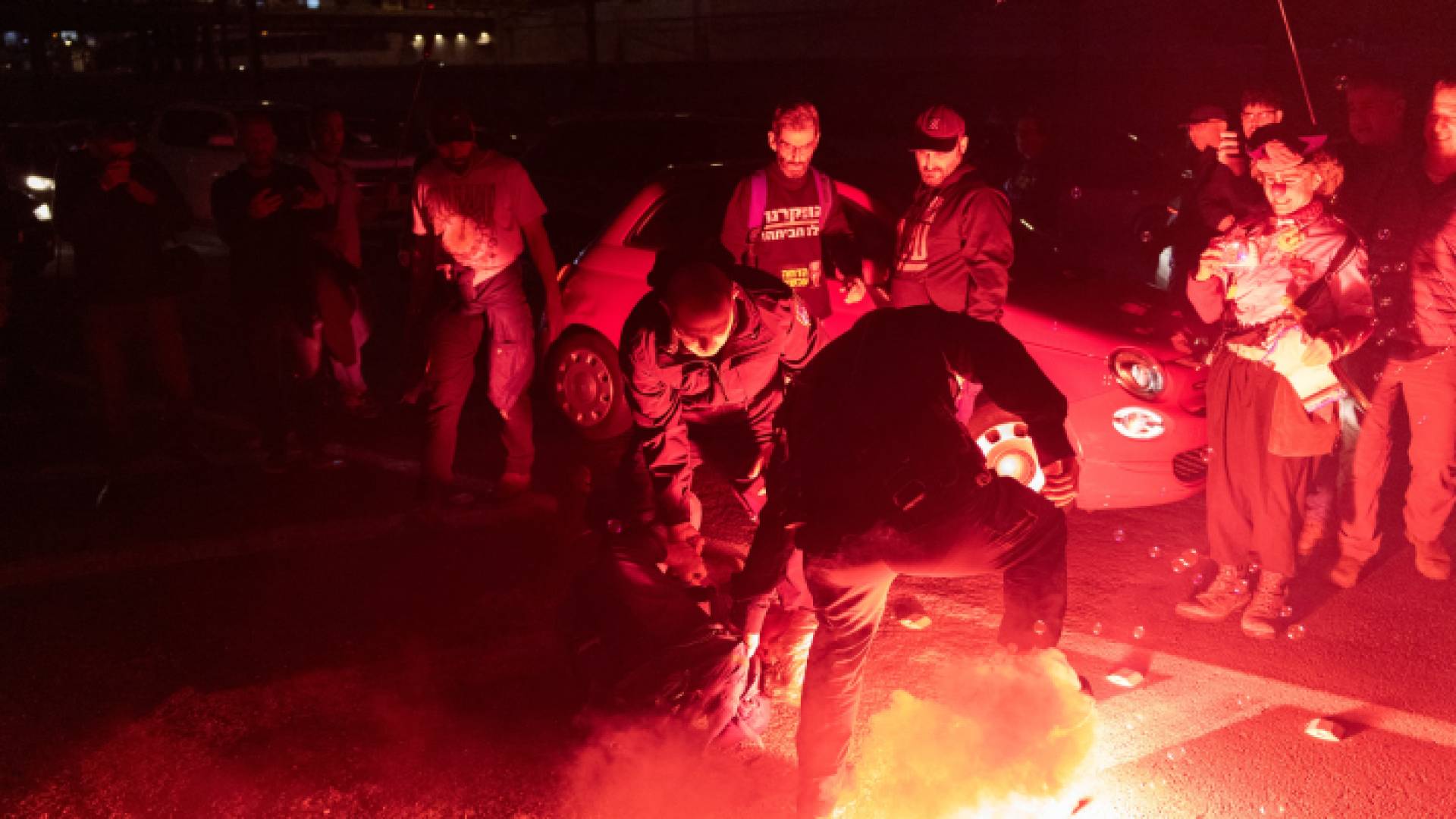 مستوطنون يشعلون النيران خلال مظاهرة للمطالبة بالافراج عن محتجزين في غزة