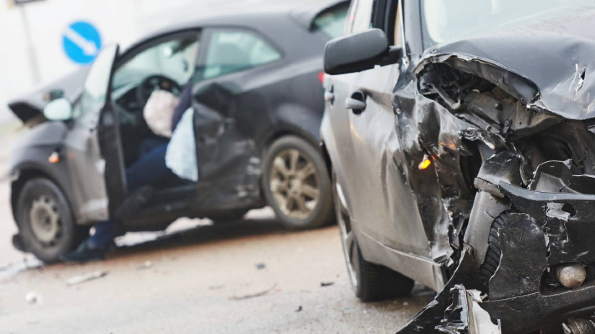 حادث تصادم بين مركبتين وشاحنة على طريق المطار