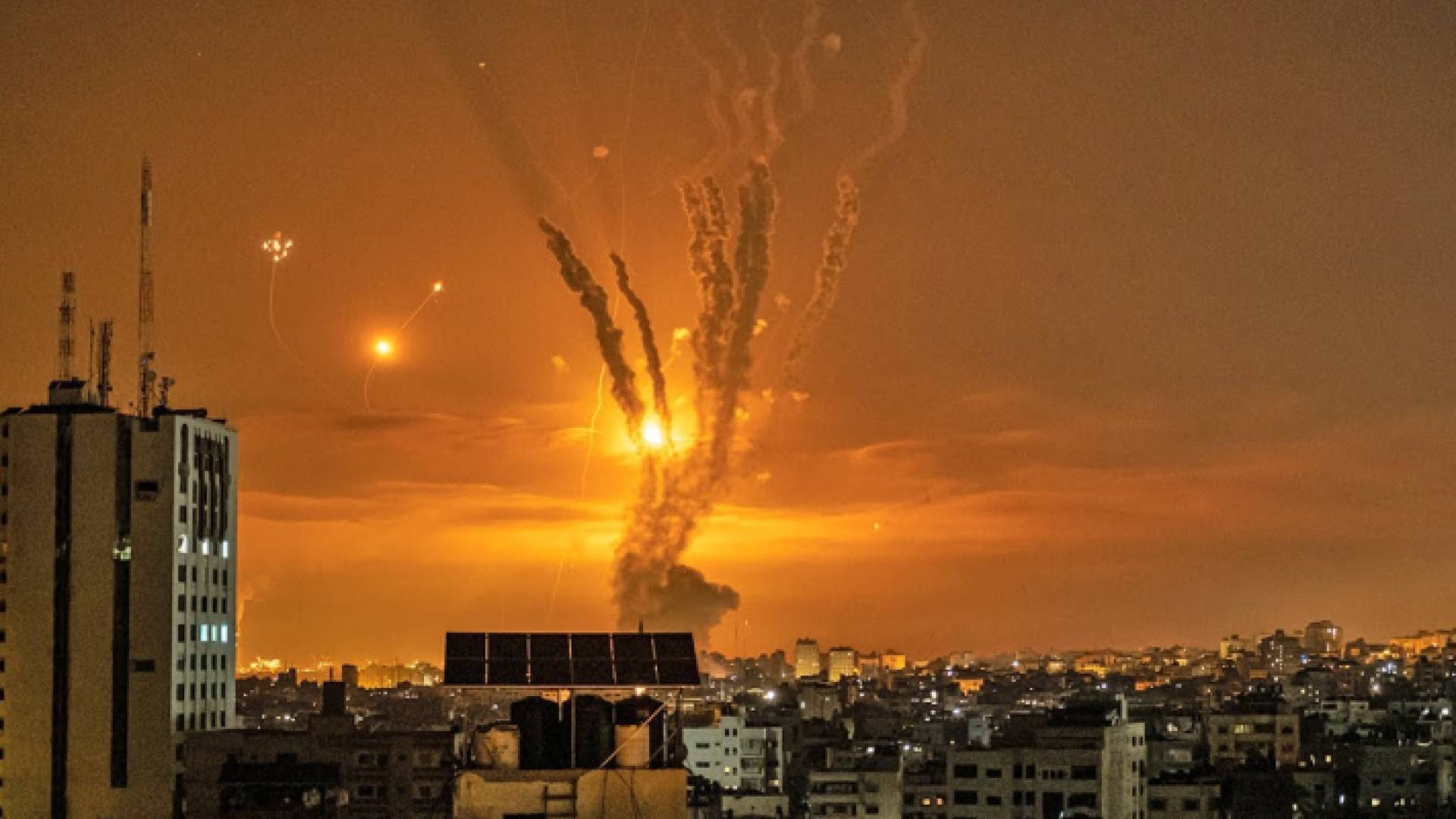 صواريخ في سماء قطاع غزة