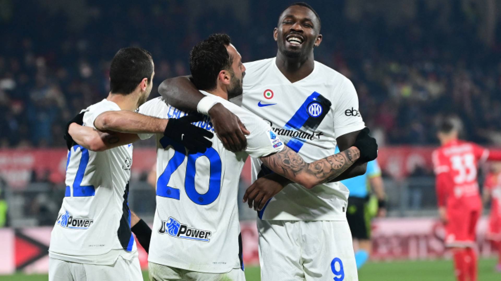 لاعبو إنتر ميلان يحتفلون بهدف