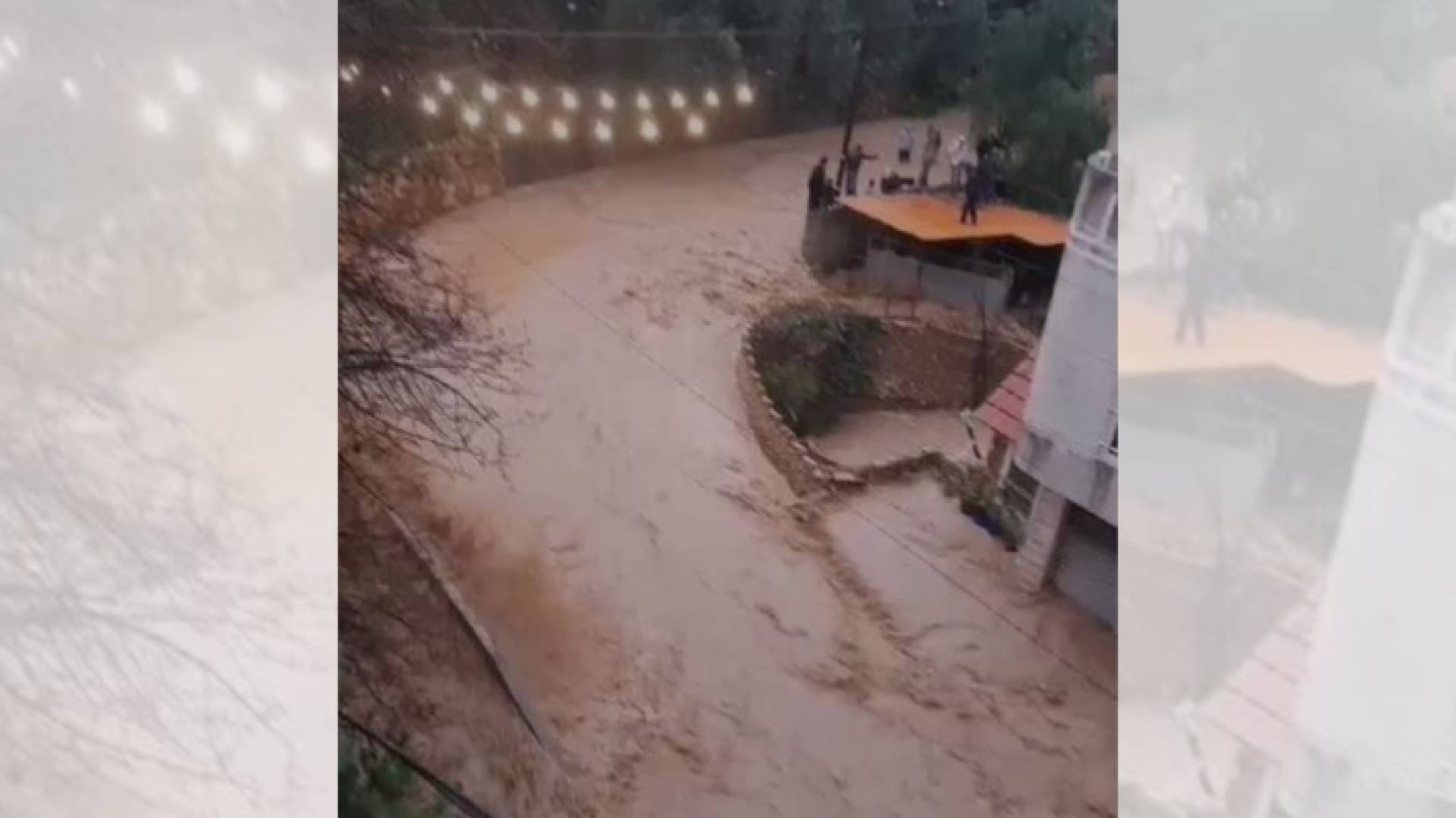 سيول اجتاحت إحدى الطرق في لبنان