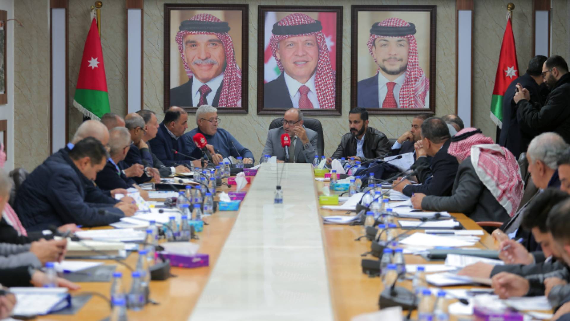 اجتماع لماقشة موازنة وزارة الداخلية ومديرية الأمن العام والاحوال المدنية والجوازات للعام 2024