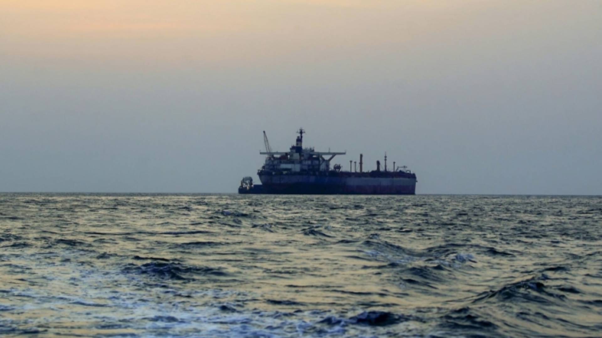 سفينة في البحر الأحمر