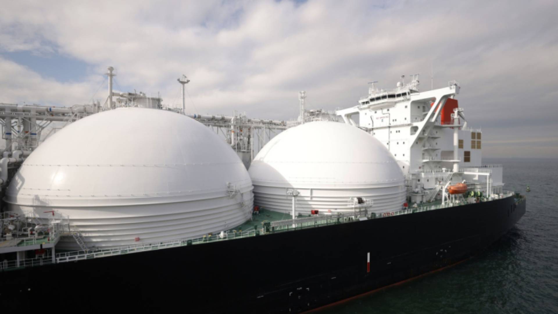 "بلومبيرغ": توقف ناقلات للغاز الطبيعي المسال تابعة لقطر نحو باب المندب