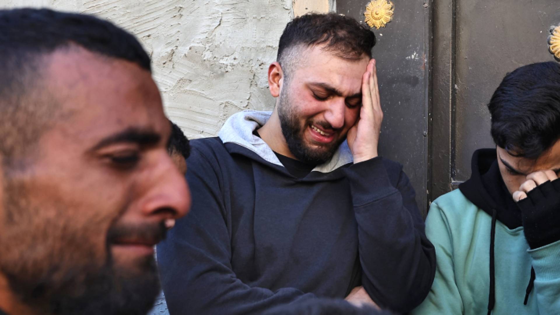 غزيون يبكون ذويهم في قطاع غزة جراء عدوان الاحتلال - أرشيفية