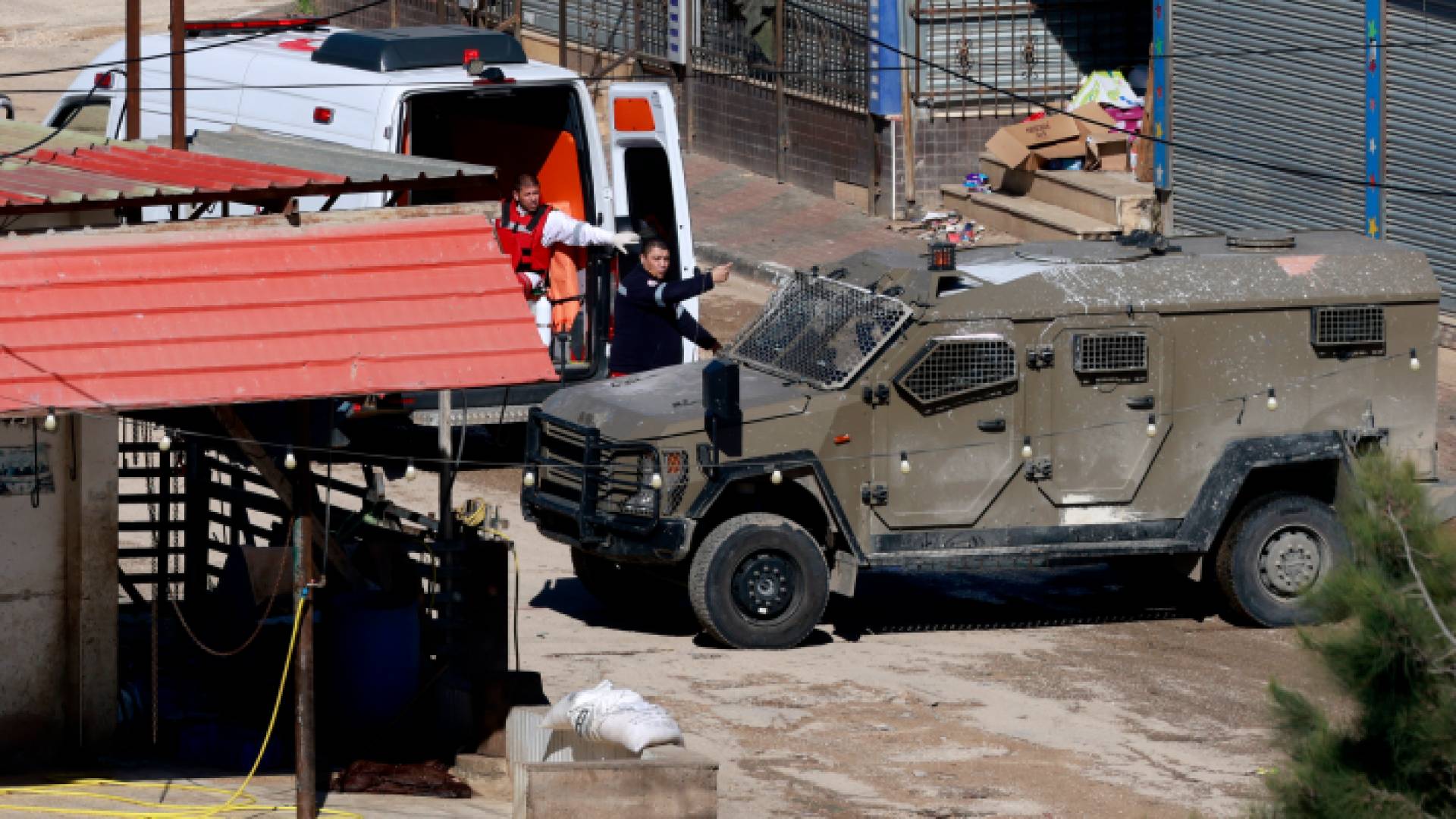 قوات الاحتلال تحاصر سيارة إسعاف في الضفة الغربية - أرشيف