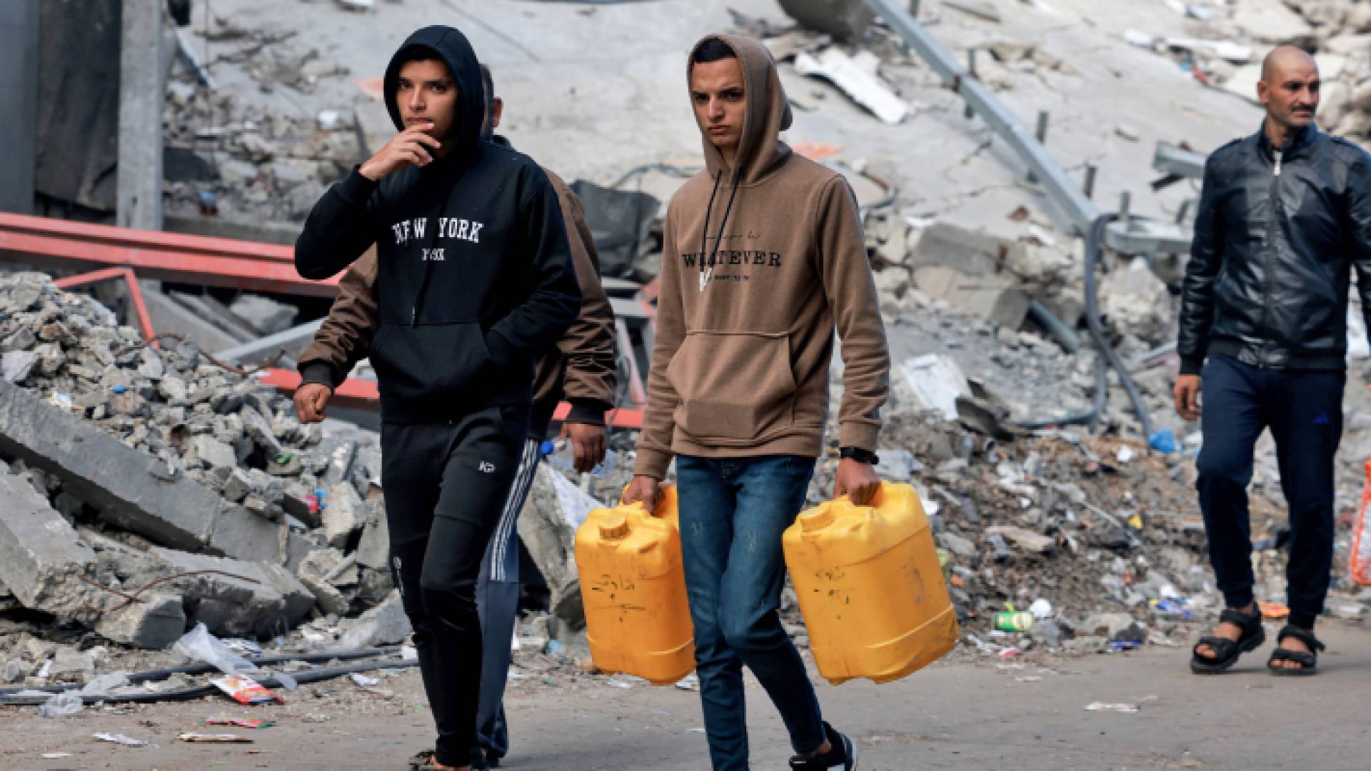 صورة تظهر معاناة الغزيين مع نقص المياه في ظل حرب الاحتلال على القطاع.