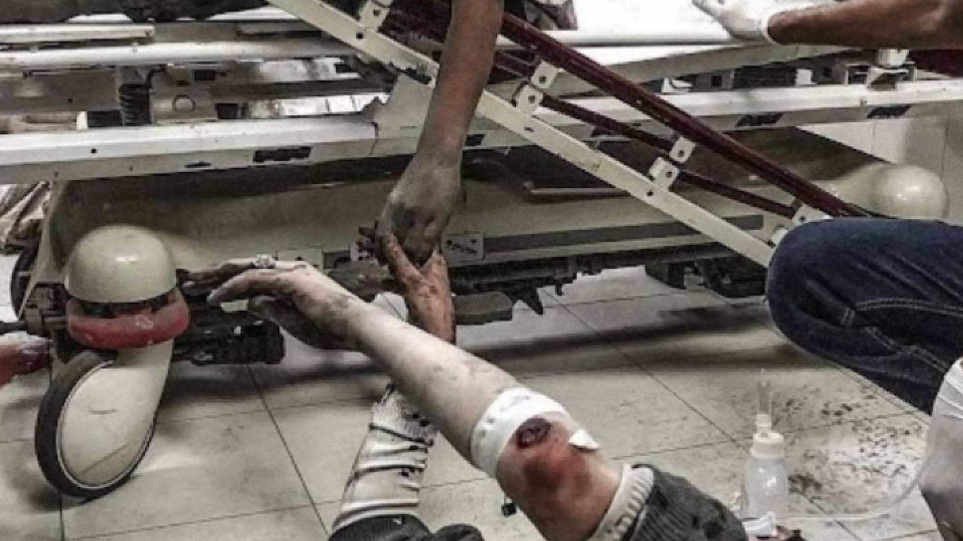 طفل فلسطيني يتشبث بيد والدته