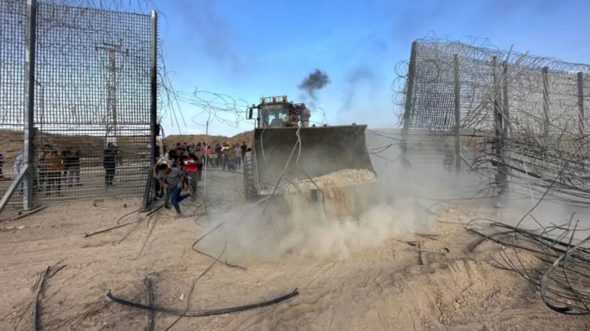 اختراق سياج غزة بالجرافات (رويترز)