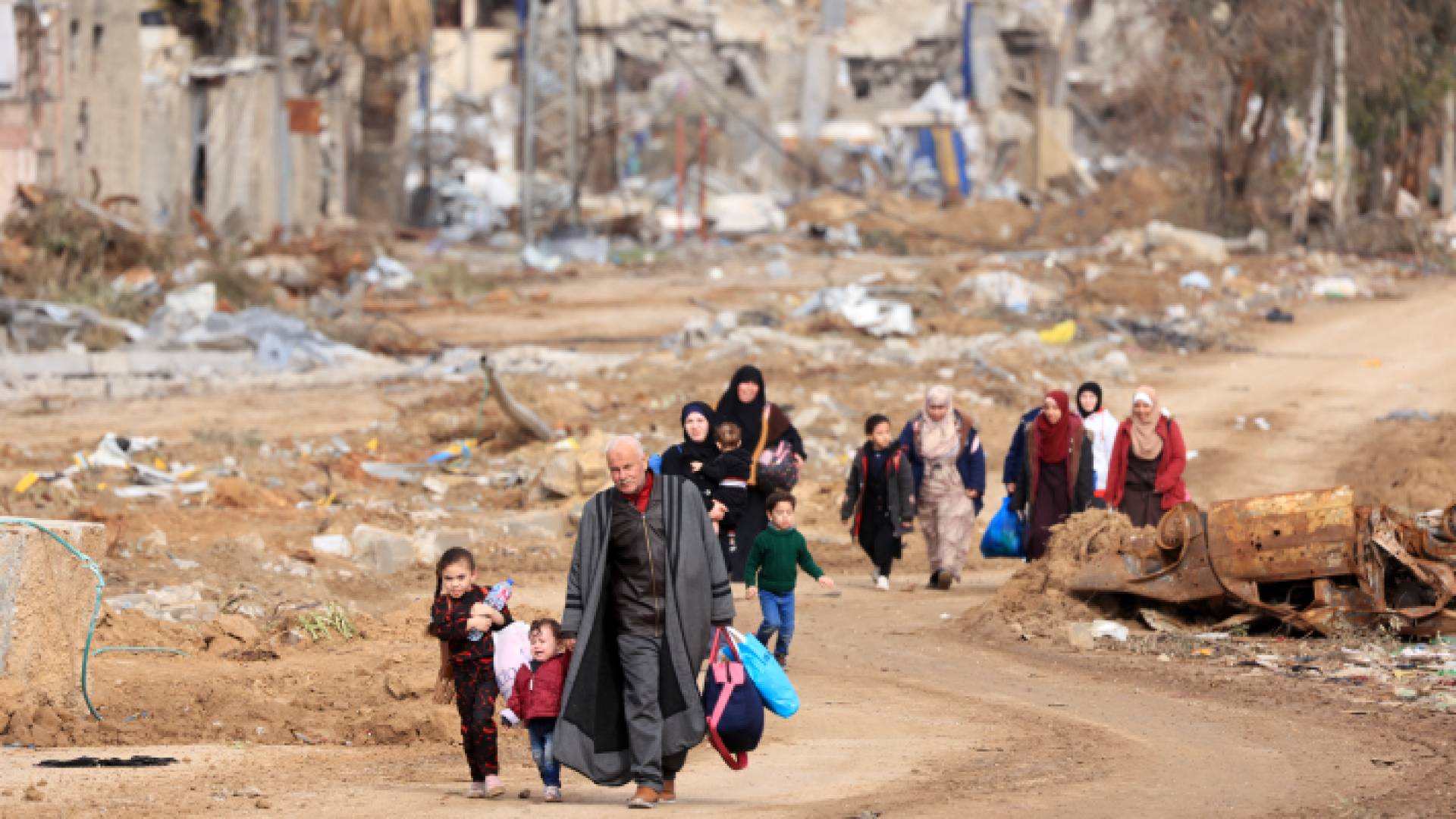 الفلسطينيون الفارون من الشمال يسيرون على طول طريق صلاح الدين - AFP