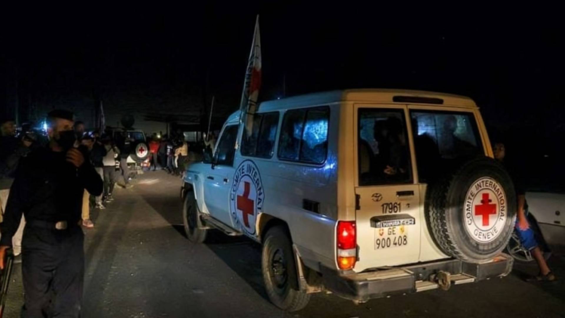 سيارة الصليب الأحمر خلال صفقة تبادل الأسرى