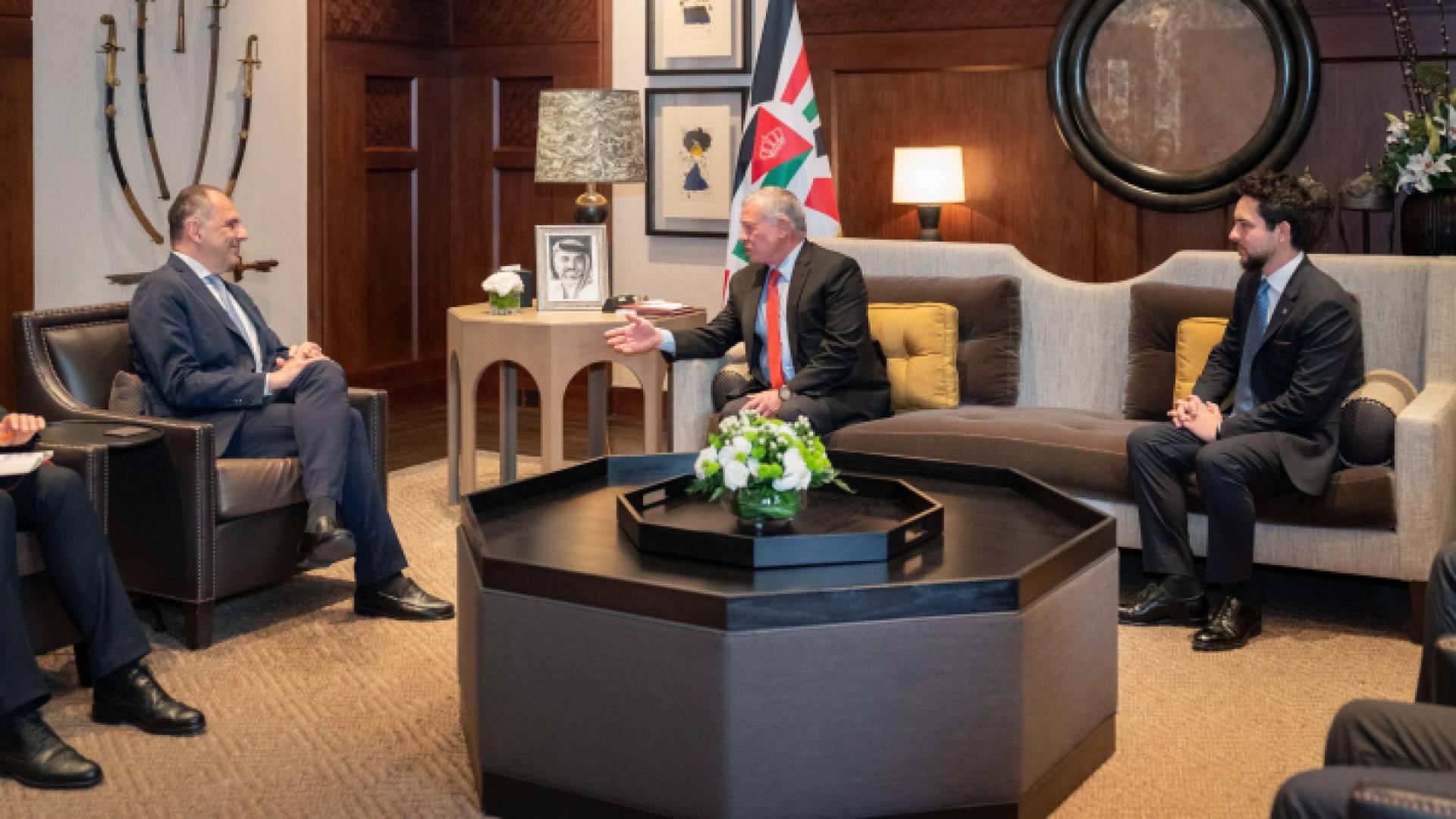 جانب من لقاء الملك ووزير الخارجية اليوناني يورجوس يرابيتريتيس