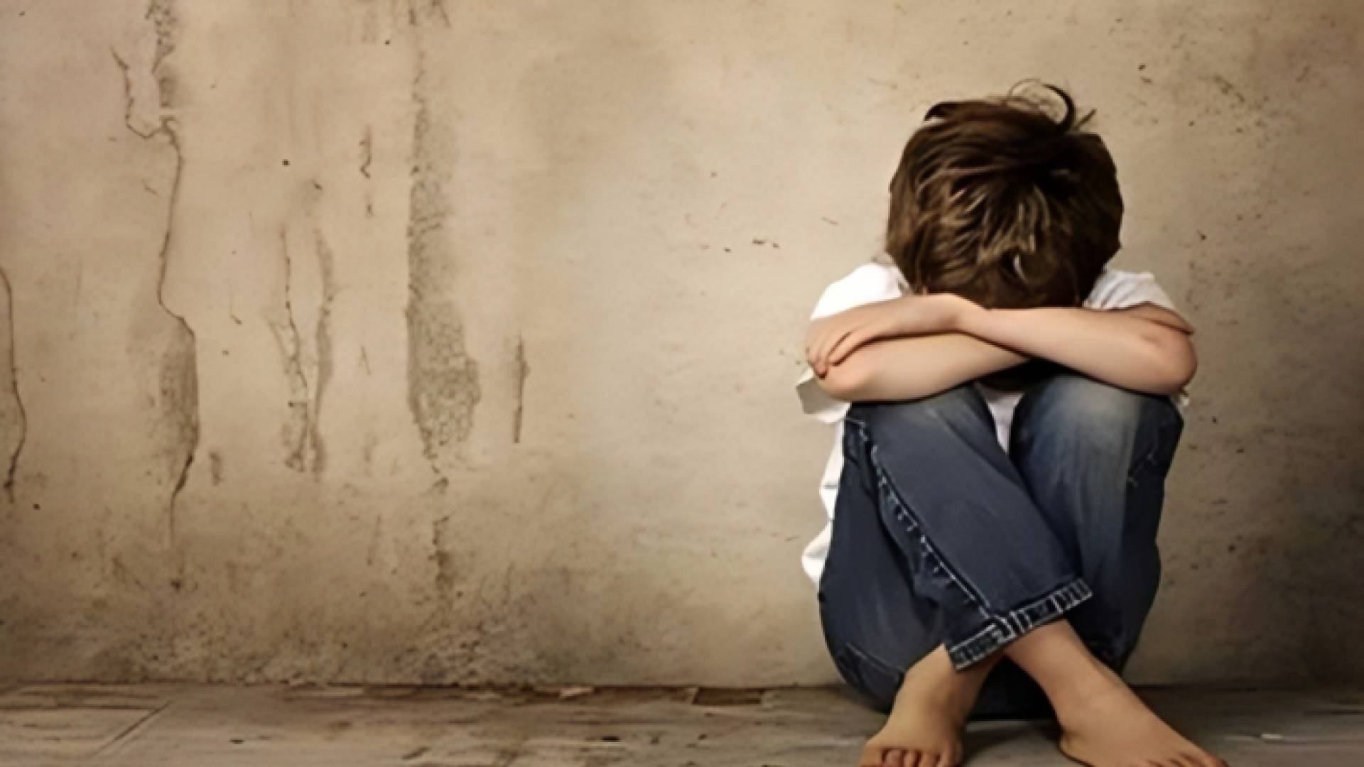 طفل تبدو عليه علامات الحزن "تعبيرية"