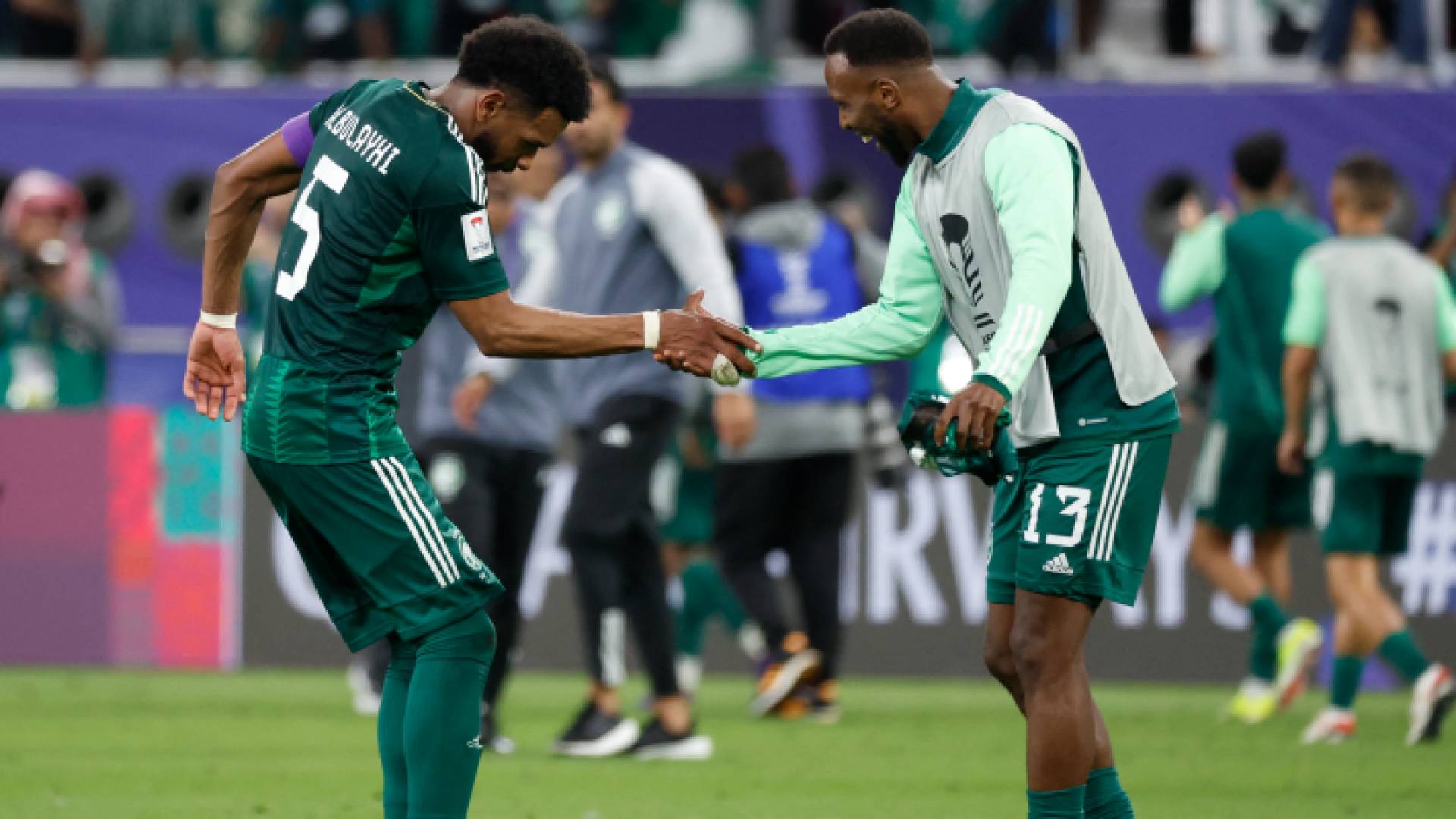 لاعبو السعودية يحتفلون بالفوز