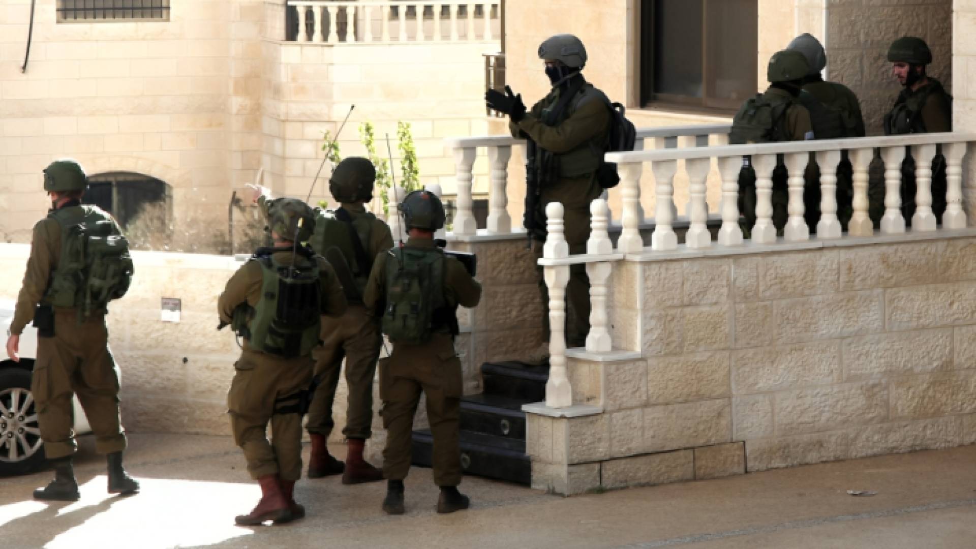 قوات الاحتلال خلال مداهمة منازل فلسطينيين